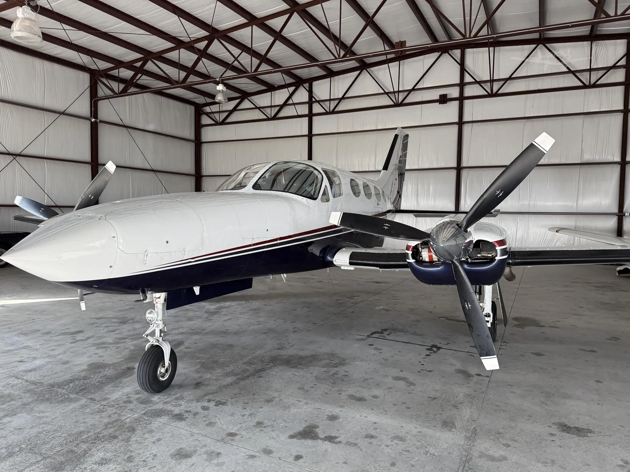 Exterior view of a CESSNA 421C, N2658Z.