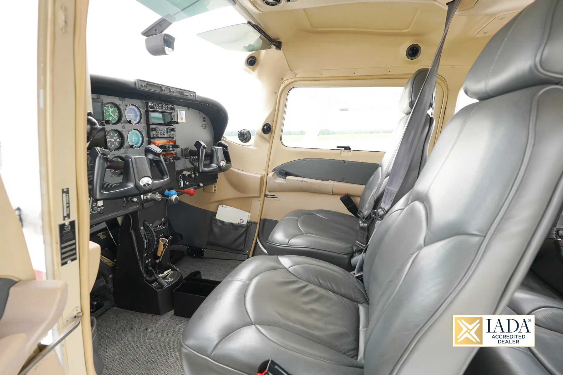 Cockpit and instrument panel of a 2001 Cessna 182T SKYLANE.
