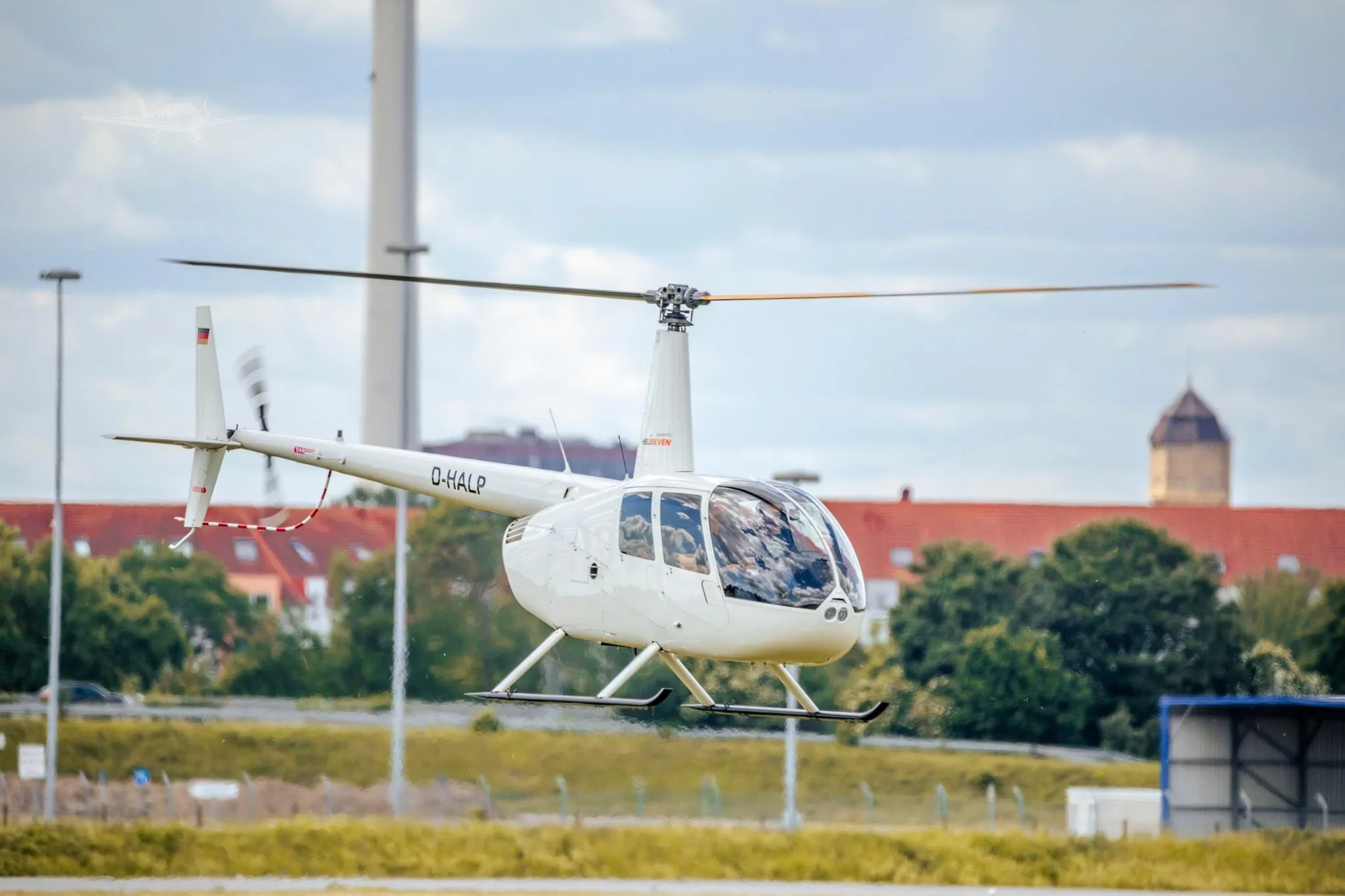 Exterior view of a 1999 ROBINSON R44 RAVEN I, D-HALP.
