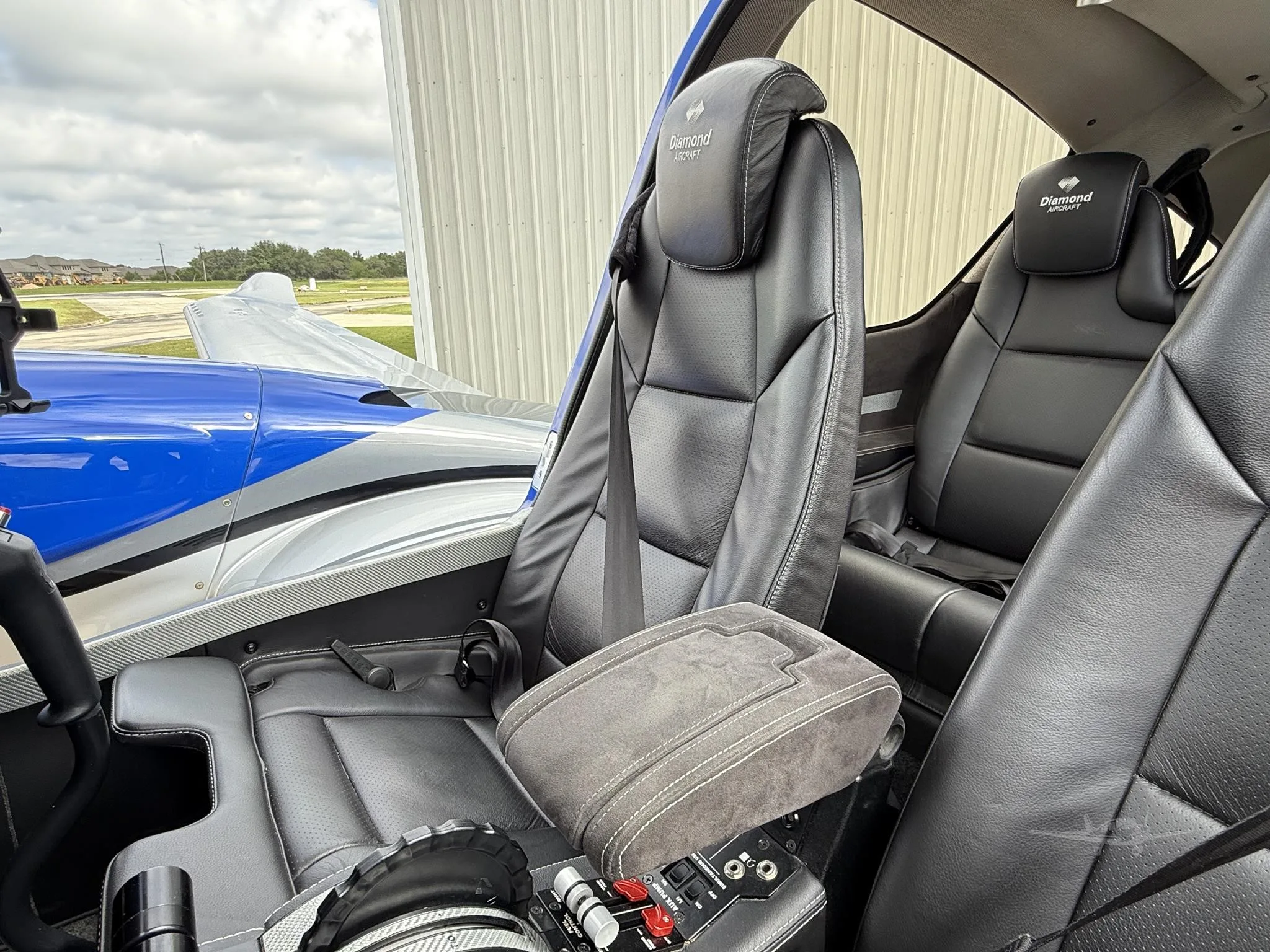 Exterior view of a 2022 DIAMOND DA62, N462D.