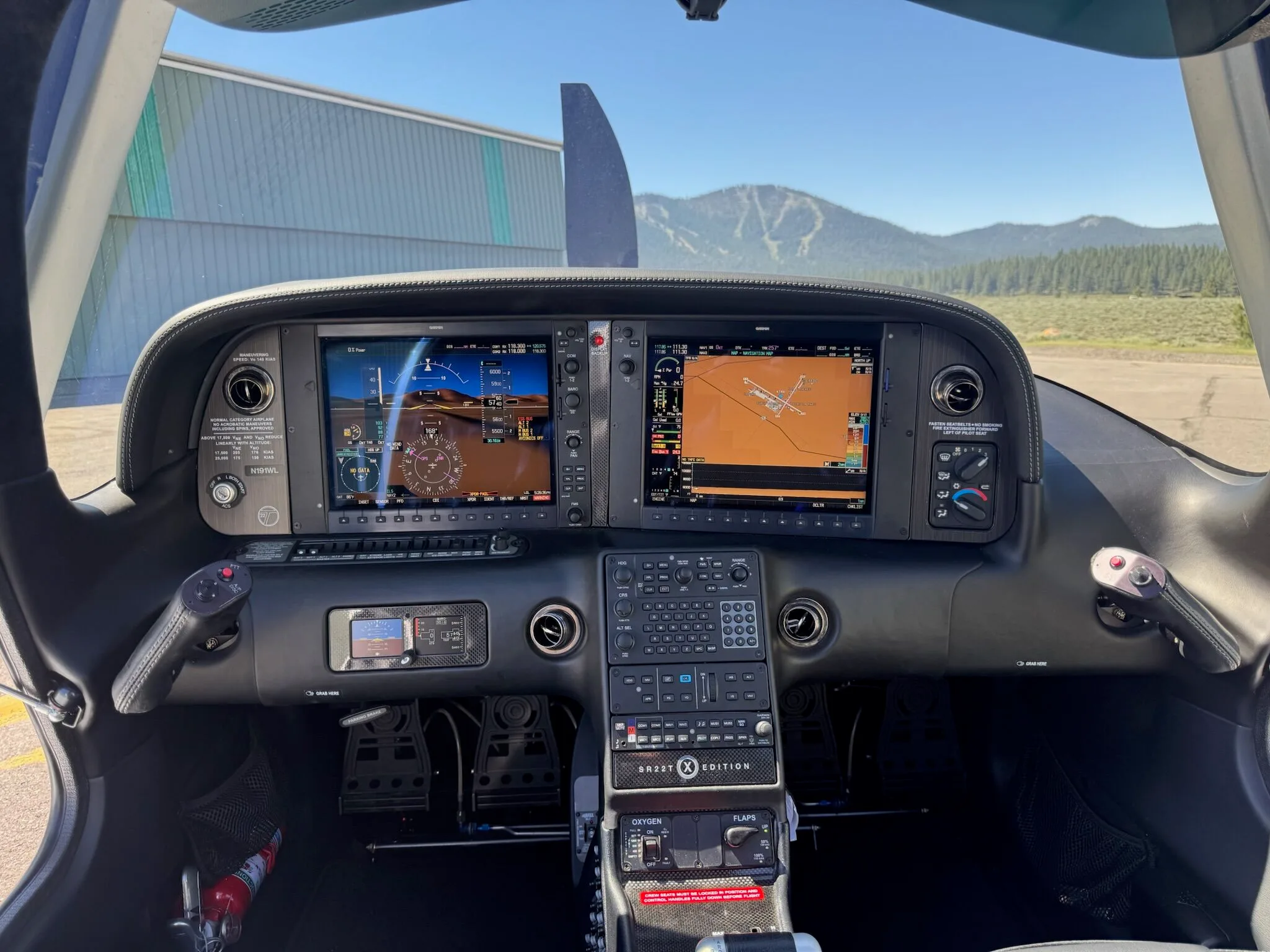 Cockpit and instrument panel of a 2015 Cirrus SR22-G5 TURBO.