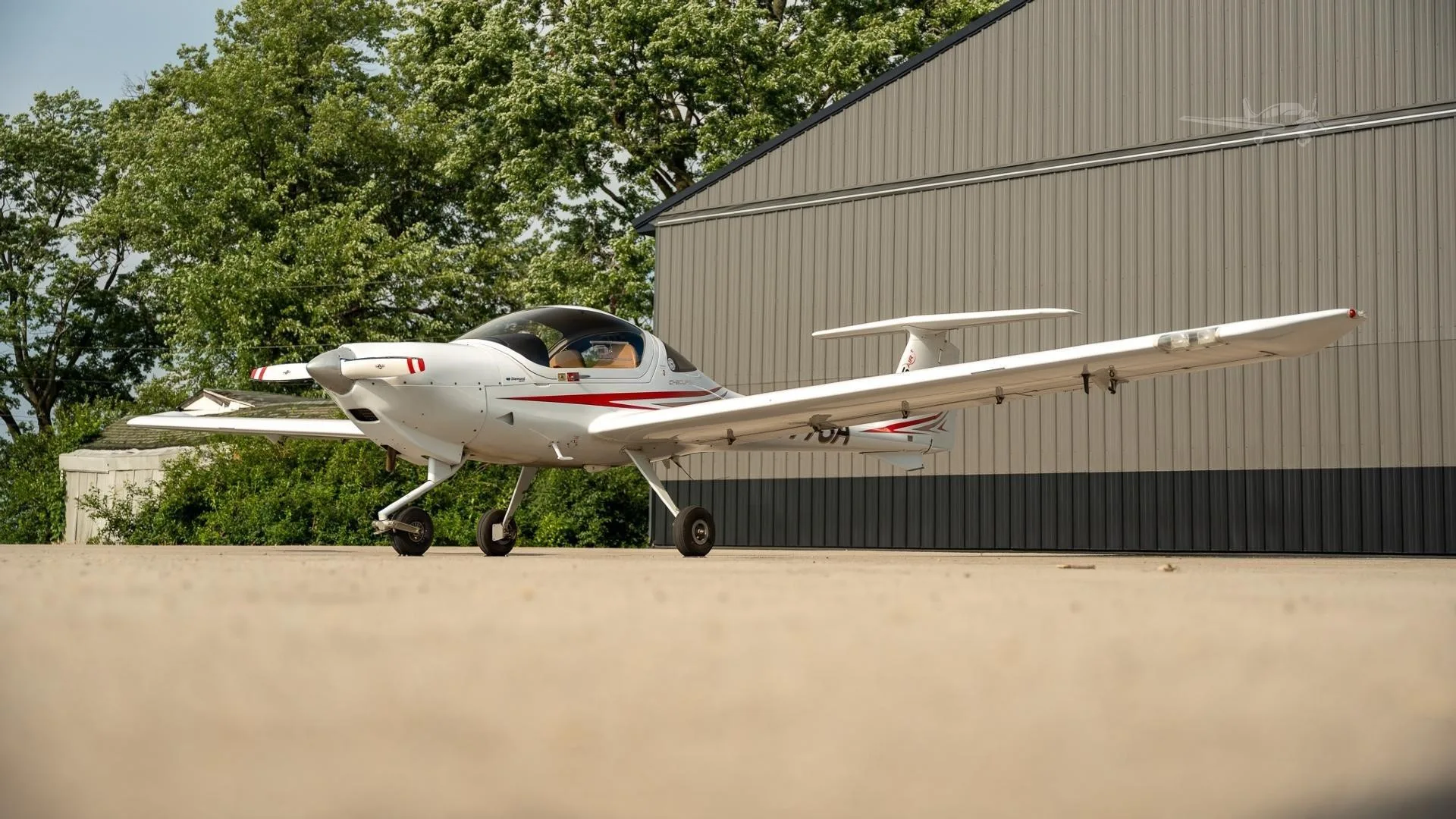 Exterior view of a 2011 DIAMOND DA20-C1, N677SA.