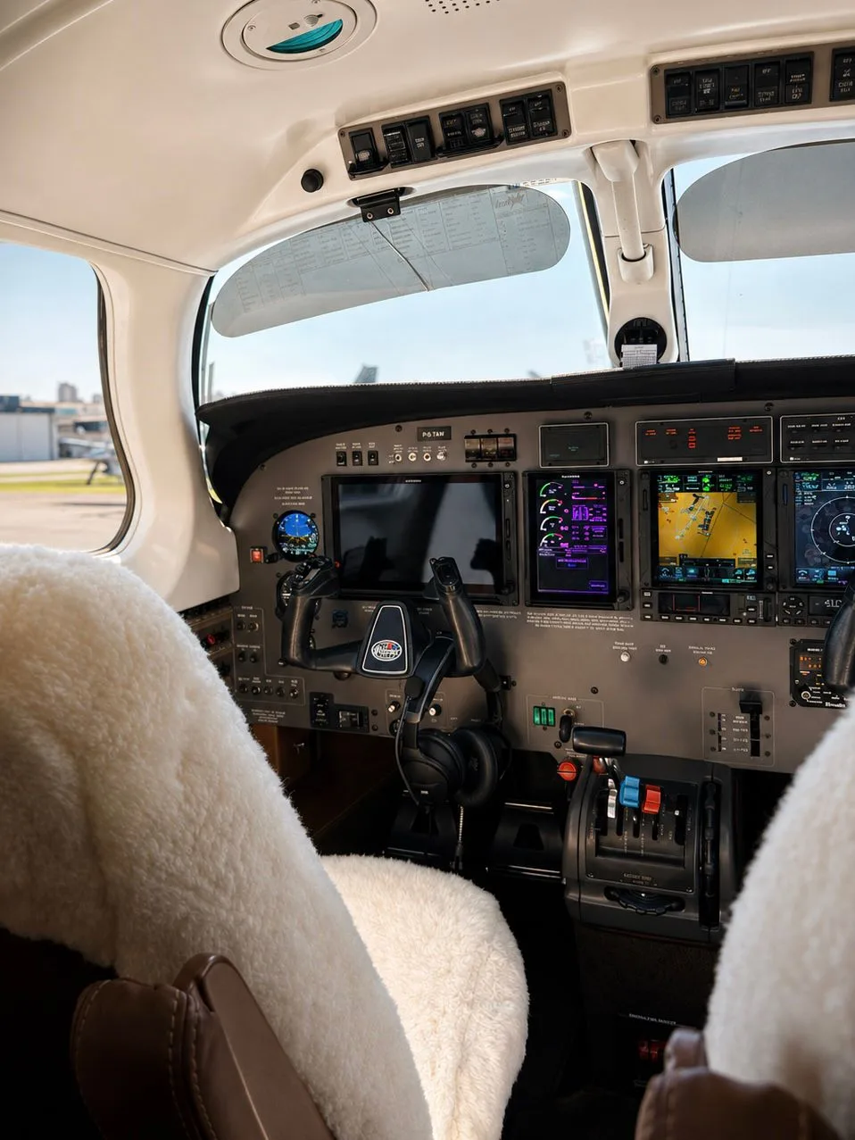 Avionics suite of a 1998 Piper Jetprop DLX.