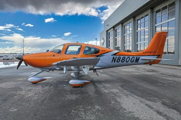 Exterior view of a 2023 Cirrus SR20, N880GM.