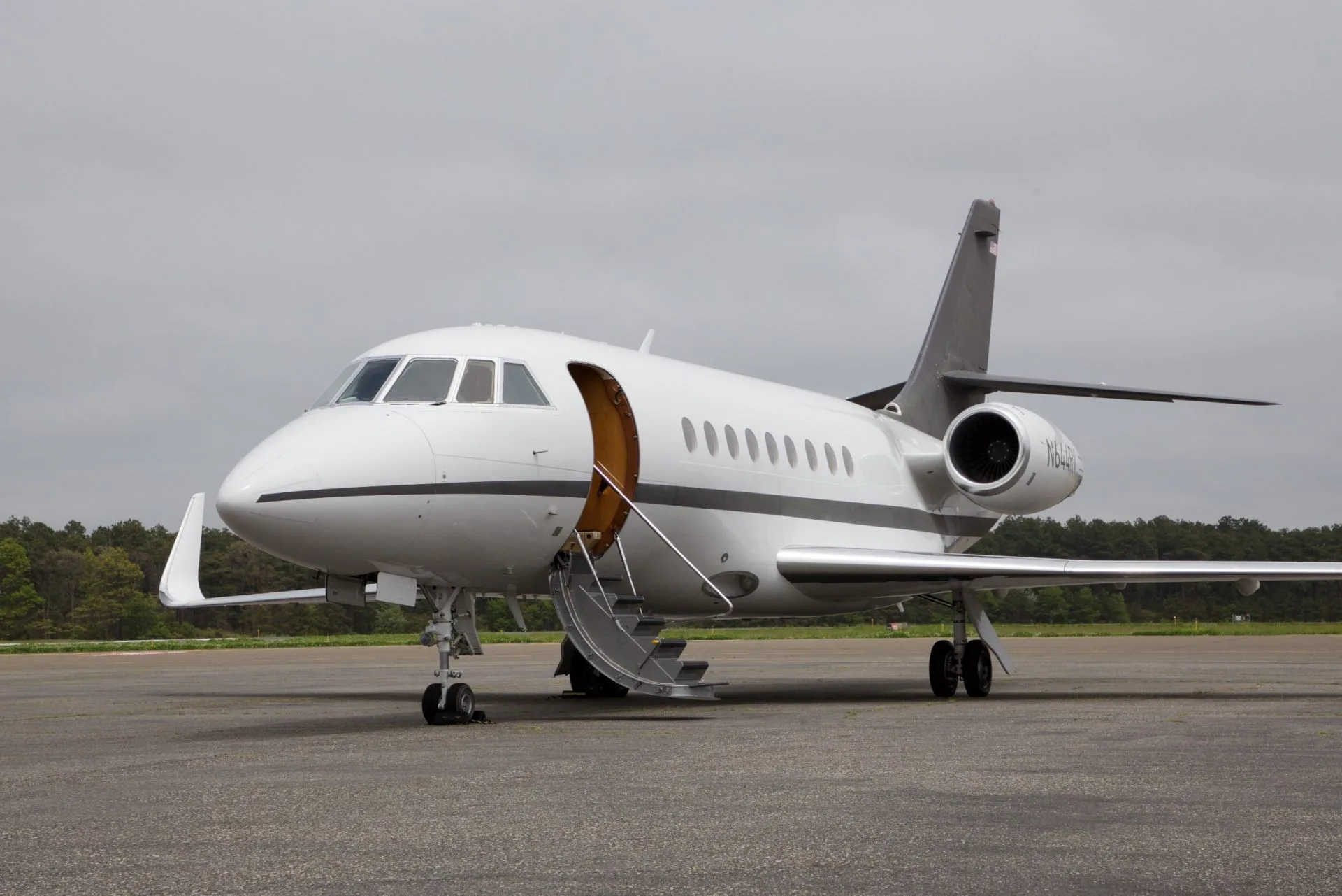 Exterior view of a 2000 Dassault FALCON 2000.