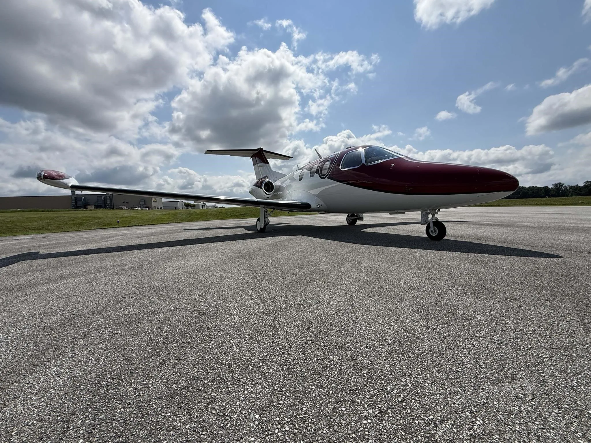 Exterior view of a 2008 ECLIPSE 500, N21YR.