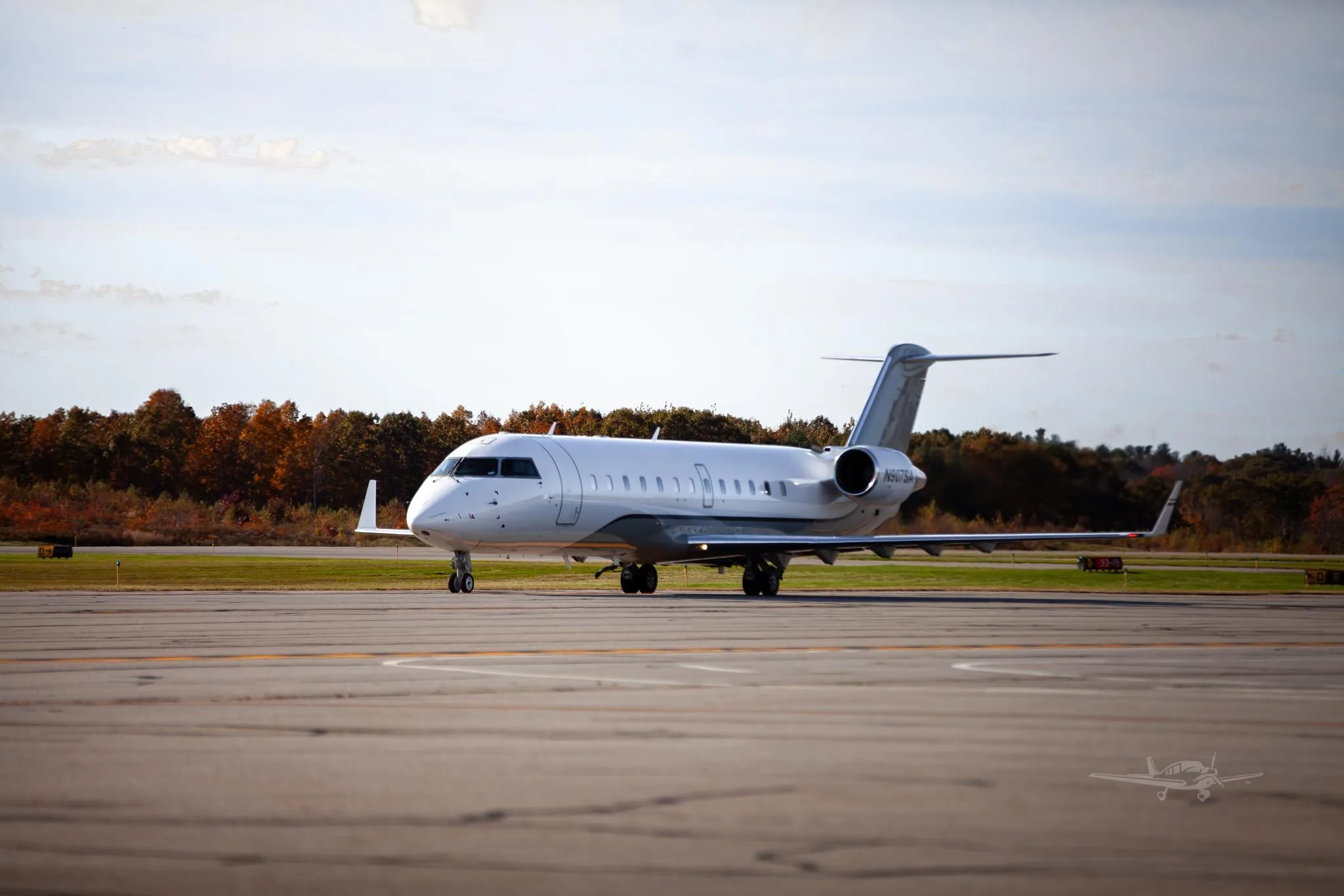 Exterior view of a 2004 BOMBARDIER CRJ-200, N907SA.