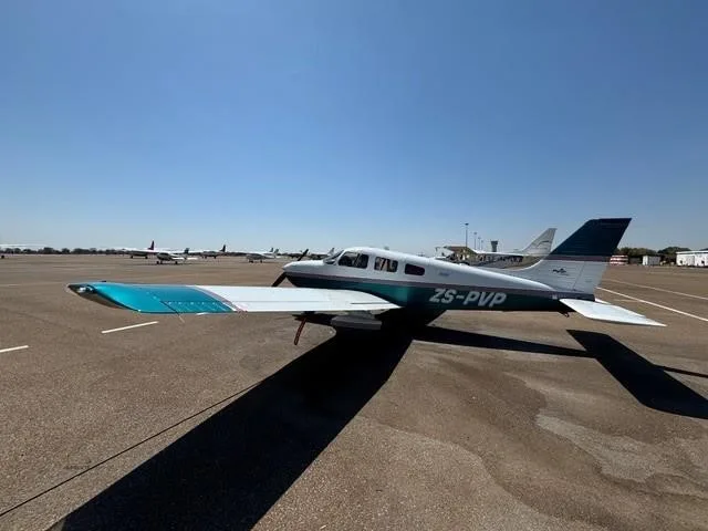 Exterior view of a 2000 PIPER ARCHER III.