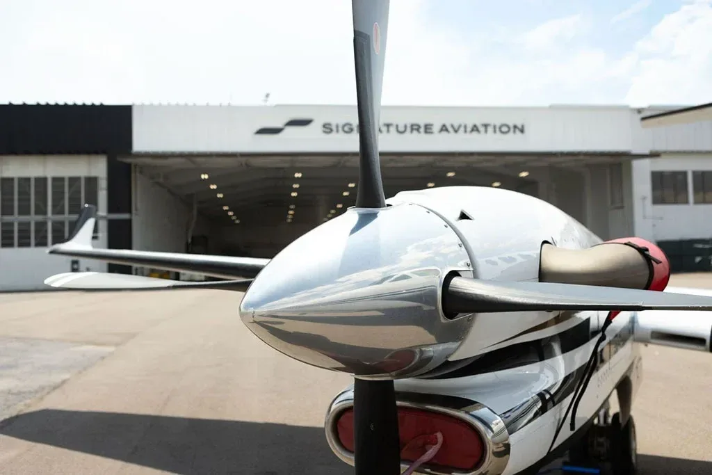 Exterior view of a 2003 Beechcraft King Air, FL-370.