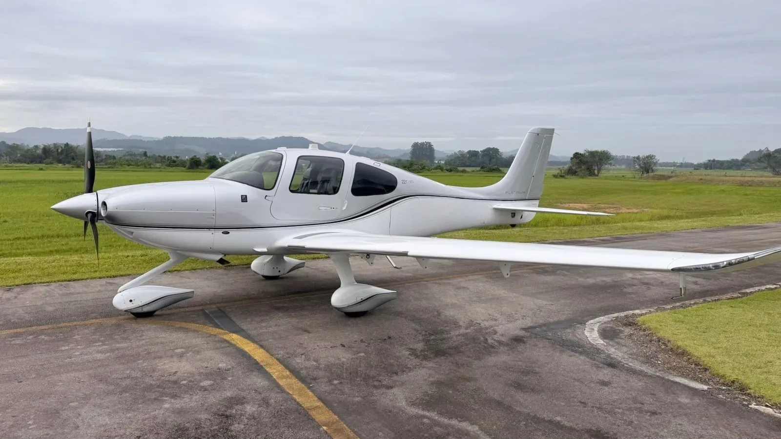 Exterior view of a Cirrus Aircraft SR22T G6 GTS PLATINUM.
