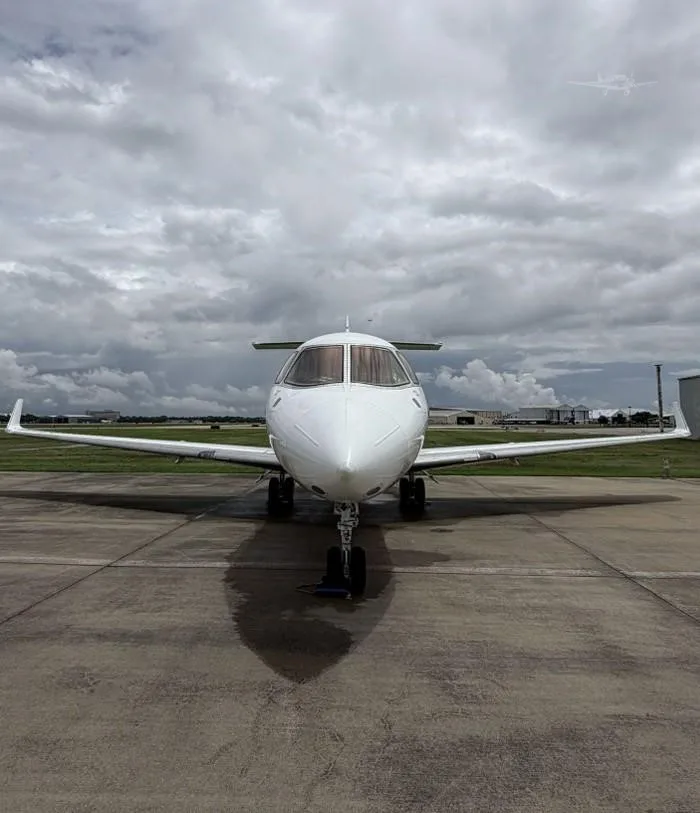 Exterior view of a 2005 HAWKER 800XPI, N858AV.