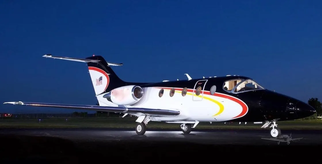 Exterior view of a 2006 HAWKER 400XP.
