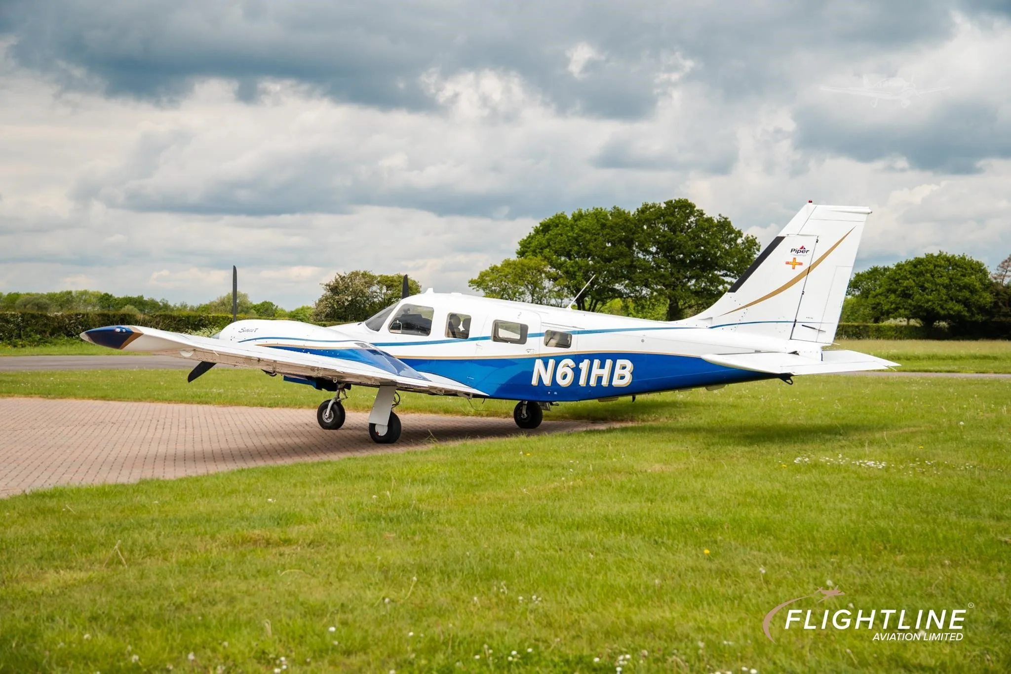 Exterior view of a 2001 PIPER SENECA V, N61HB.