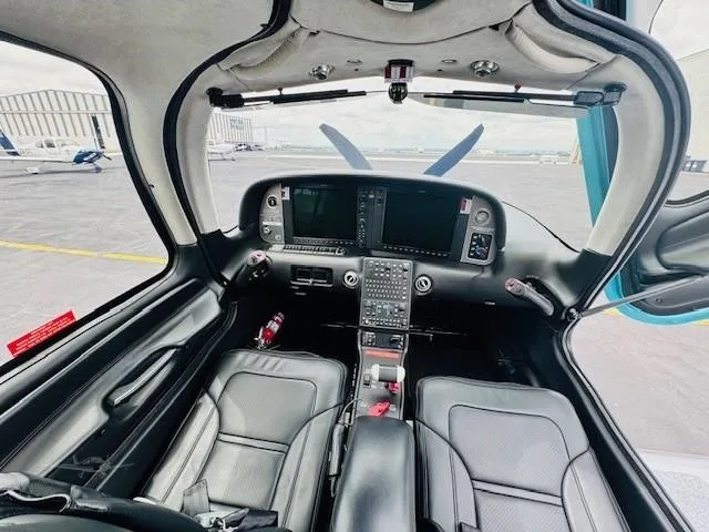 Cockpit and instrument panel of a 2022 CIRRUS SR22-G6 TURBO.