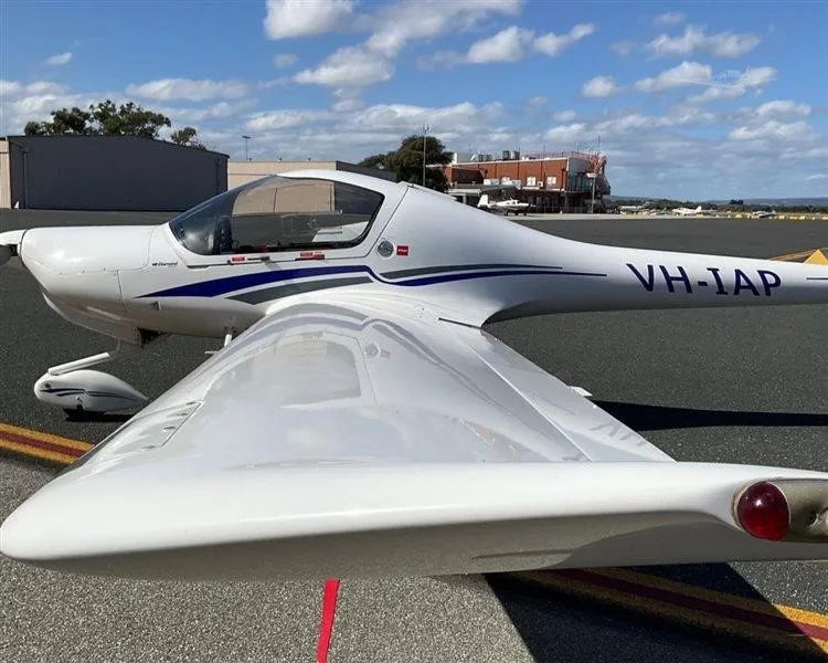Exterior view of a 1998 DIAMOND DA20-A1 KATANA, VH-IAP.