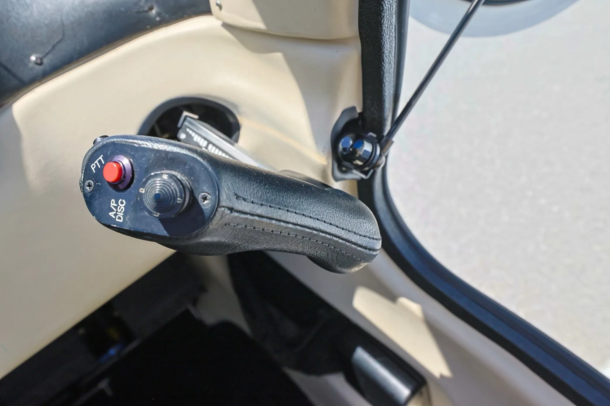 Cockpit and instrument panel of a 2006 Cirrus SR22-G2 GTS.