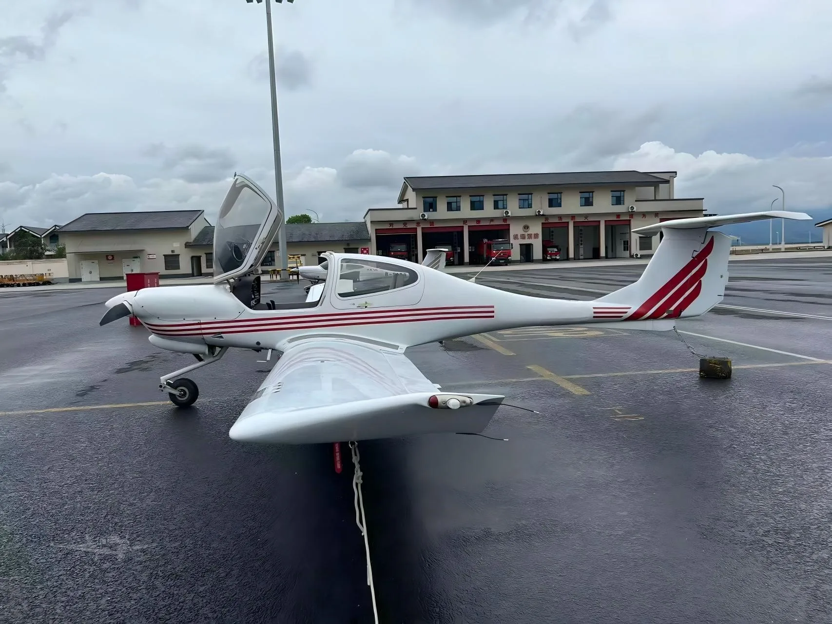 Exterior view of a 2008 DIAMOND DA40-FP DIAMOND STAR, B-9361.