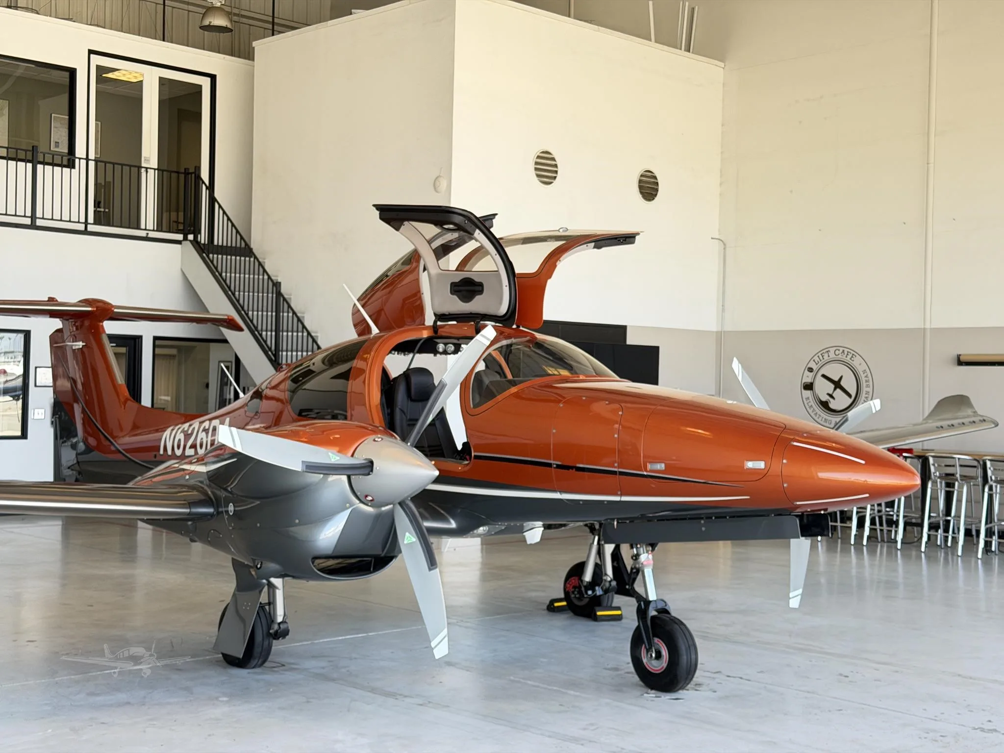 Exterior view of a 2023 DIAMOND DA62, N626DA.