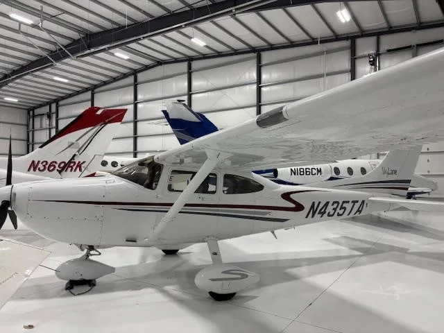 Exterior view of a 2001 CESSNA 182T SKYLANE.