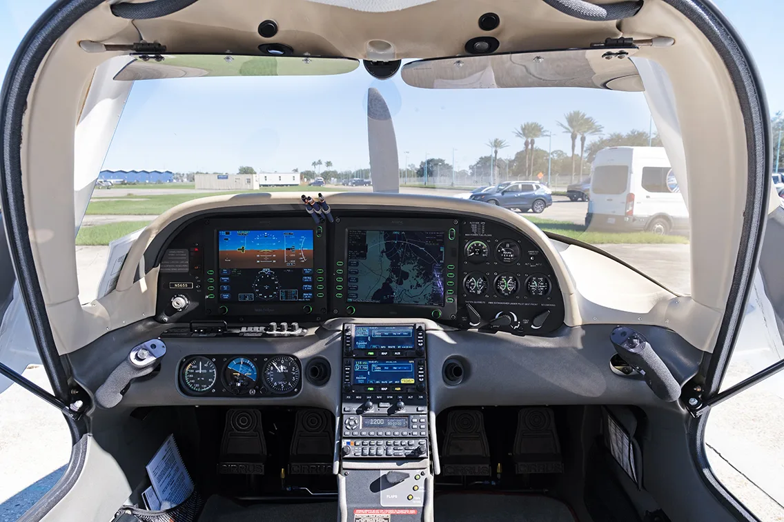 Cockpit and instrument panel of a 2003 Cirrus SR22.