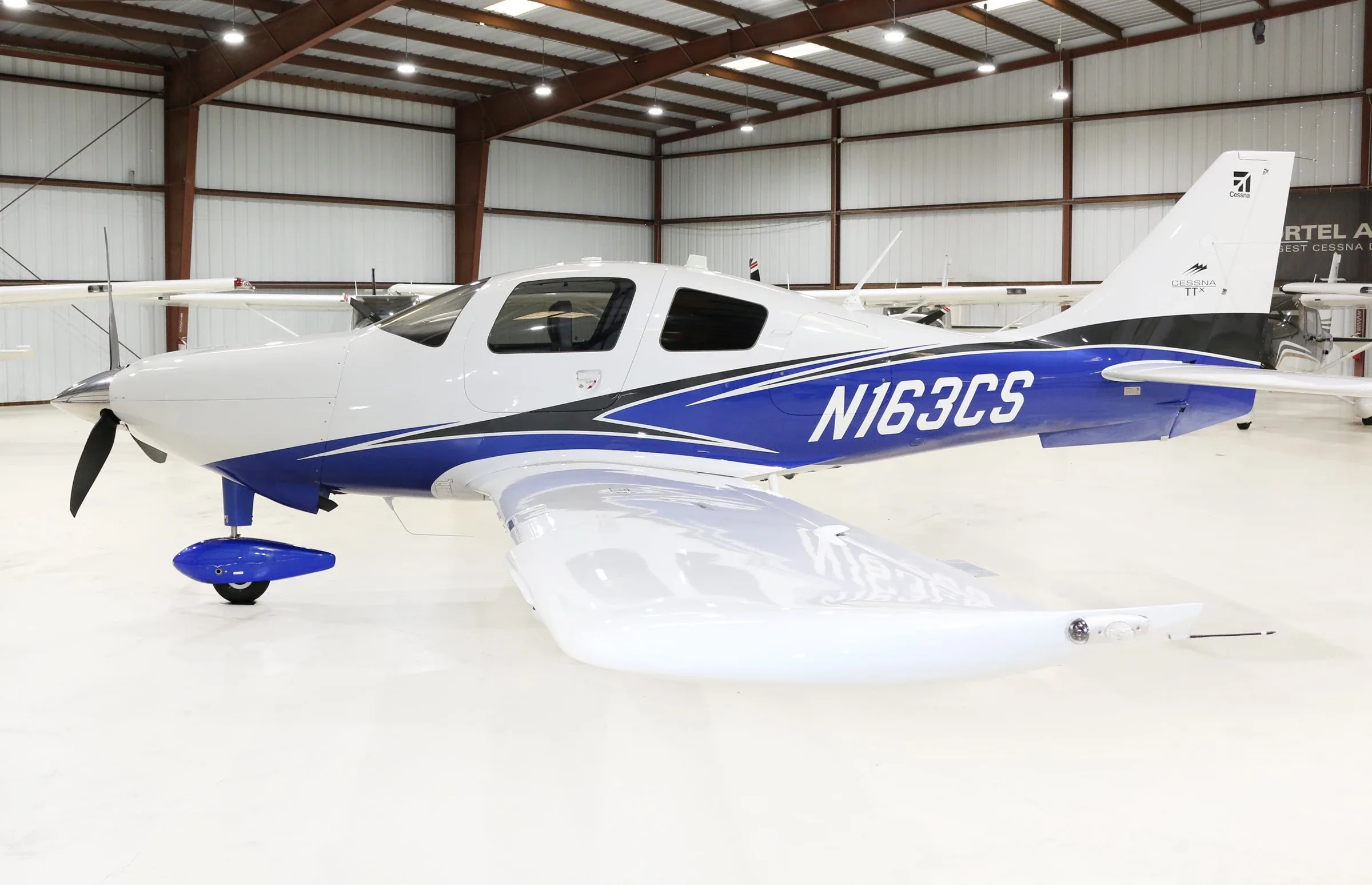 Exterior view of a 2007 Diamond DA40, N799DS.