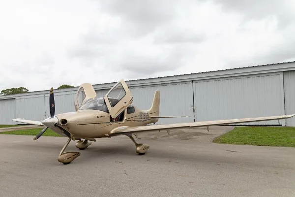 Exterior view of a 2007 Cirrus SR22-G3, N606SR.