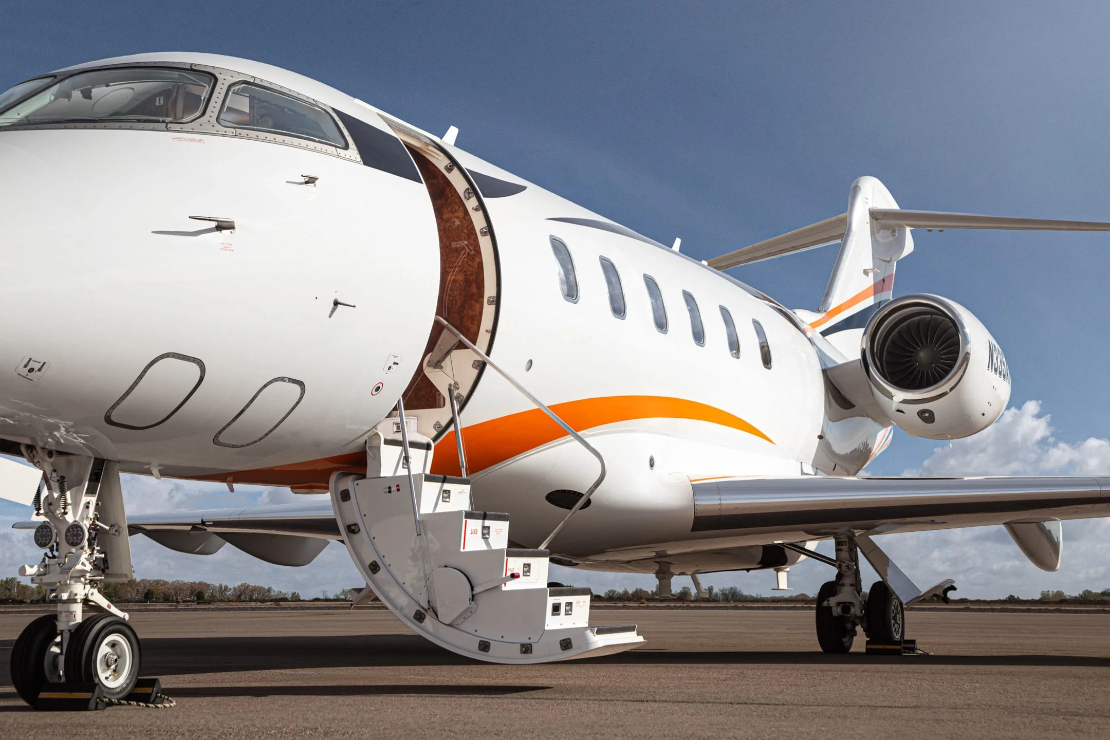 Exterior view of a 2009 Bombardier CHALLENGER 300, N335AF.