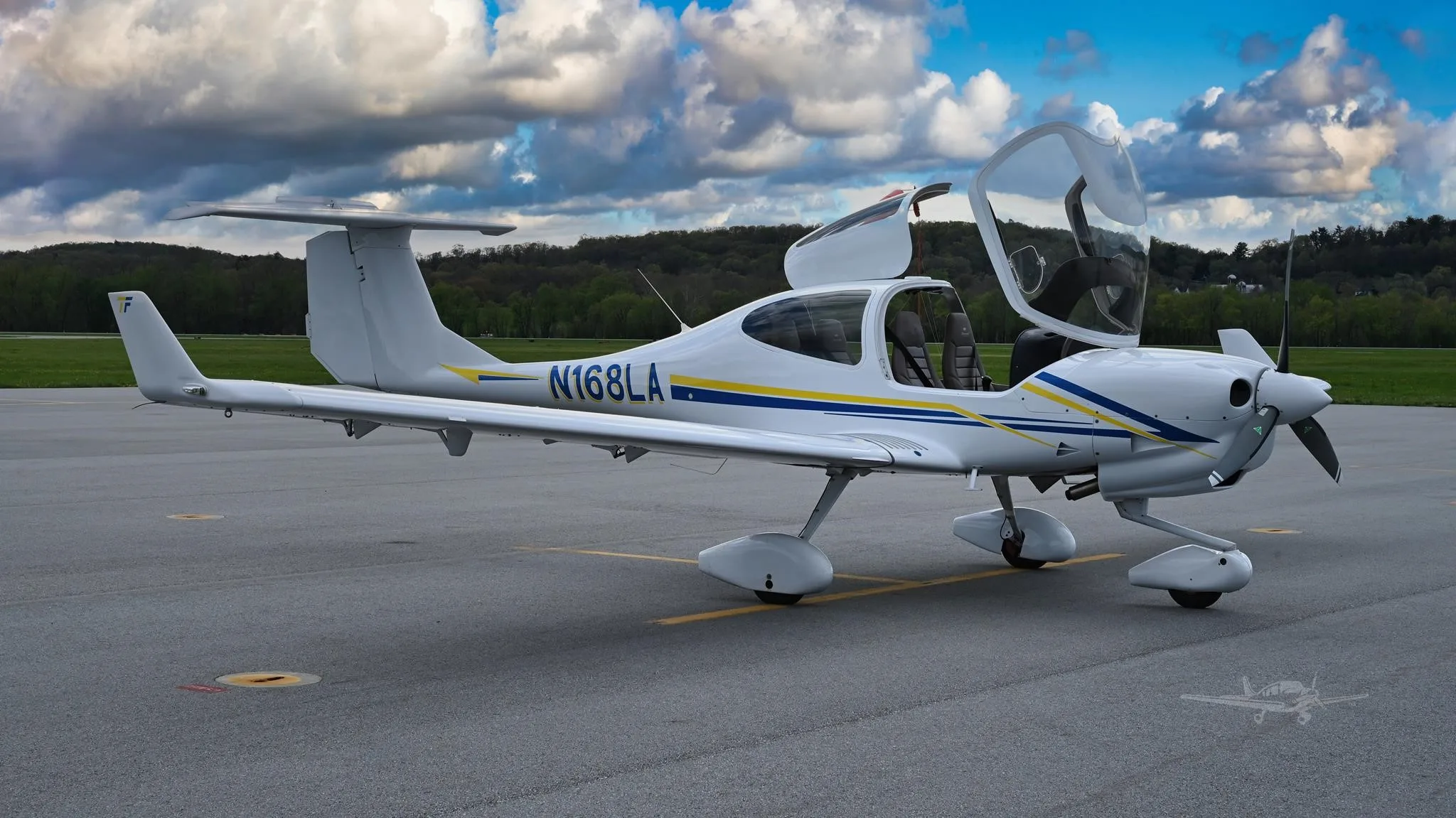 Exterior view of a 2020 DIAMOND DA40 NG, N168LA.