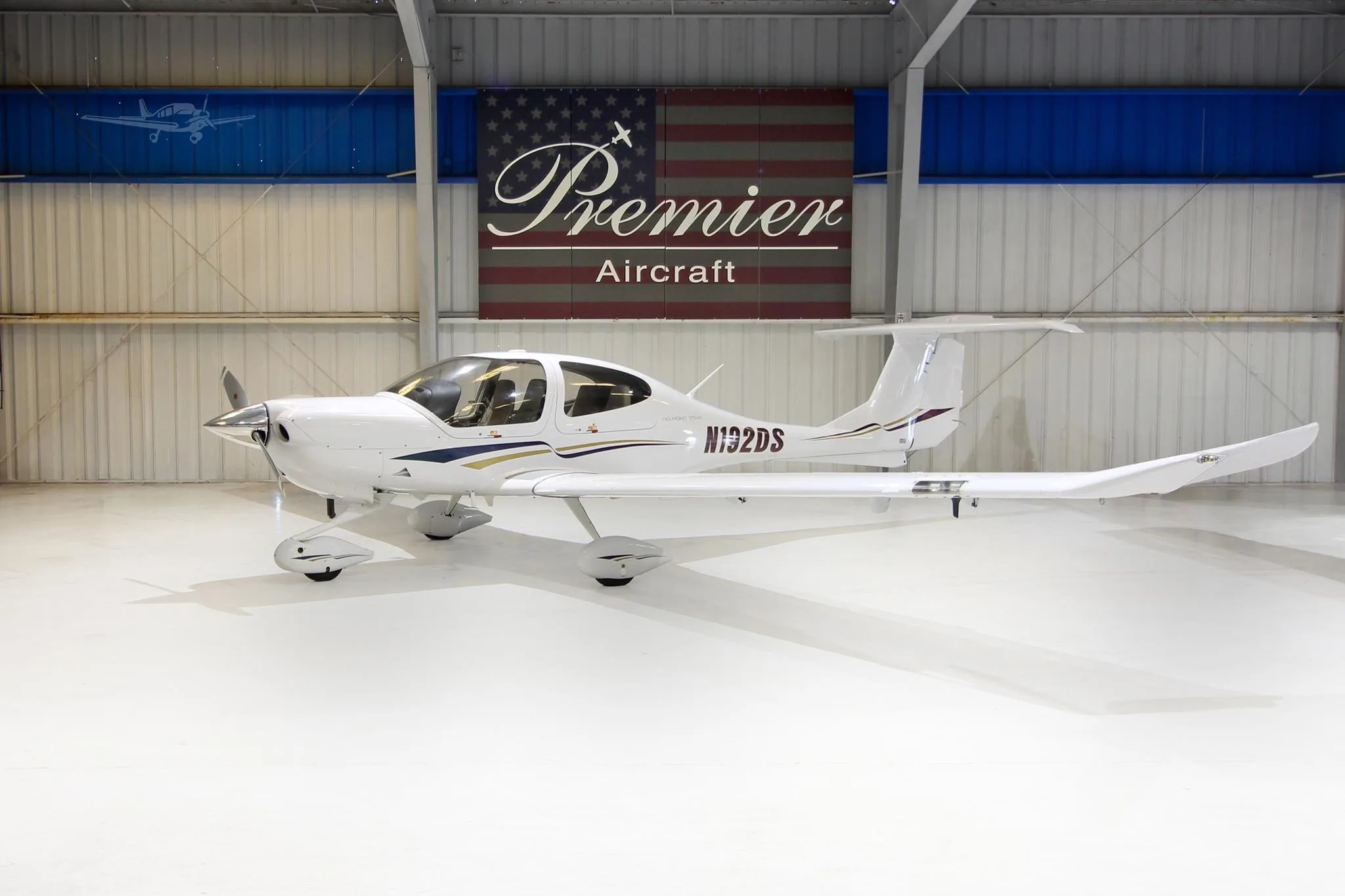 Exterior view of a 2005 DIAMOND DA40-180 STAR, N192DS.