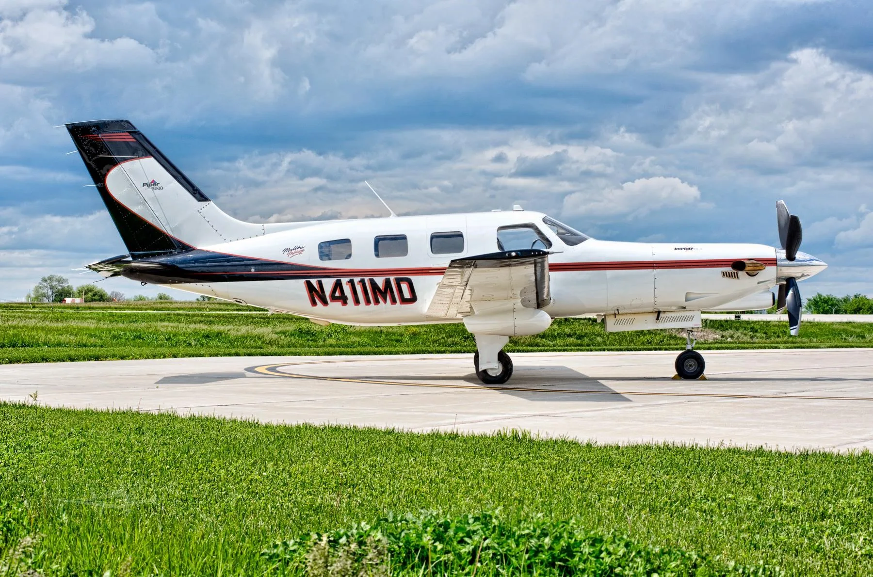 Exterior view of a 2000 PIPER JETPROP, N411MD.