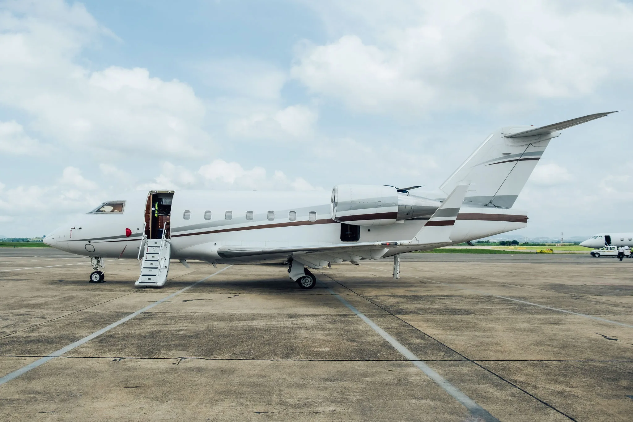 Exterior view of a 1991 Bombardier Challenger 601-3A, N856JL.