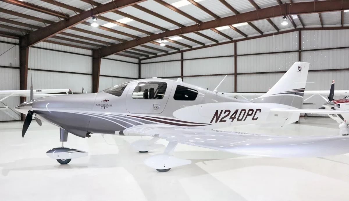 Exterior view of a 2007 Diamond DA40, N799DS.