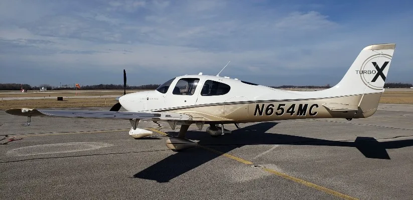Exterior view of a 2009 Cirrus SR22-G3, N654MC.