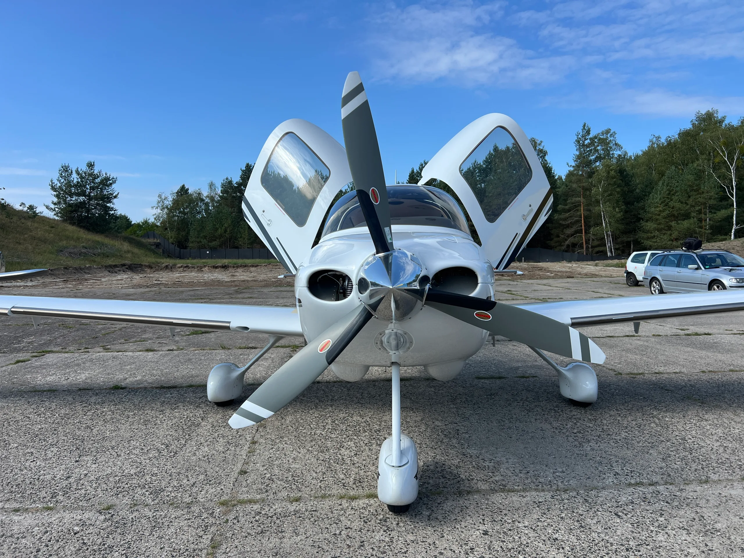 Exterior view of a 2002 Cirrus SR22 G1.