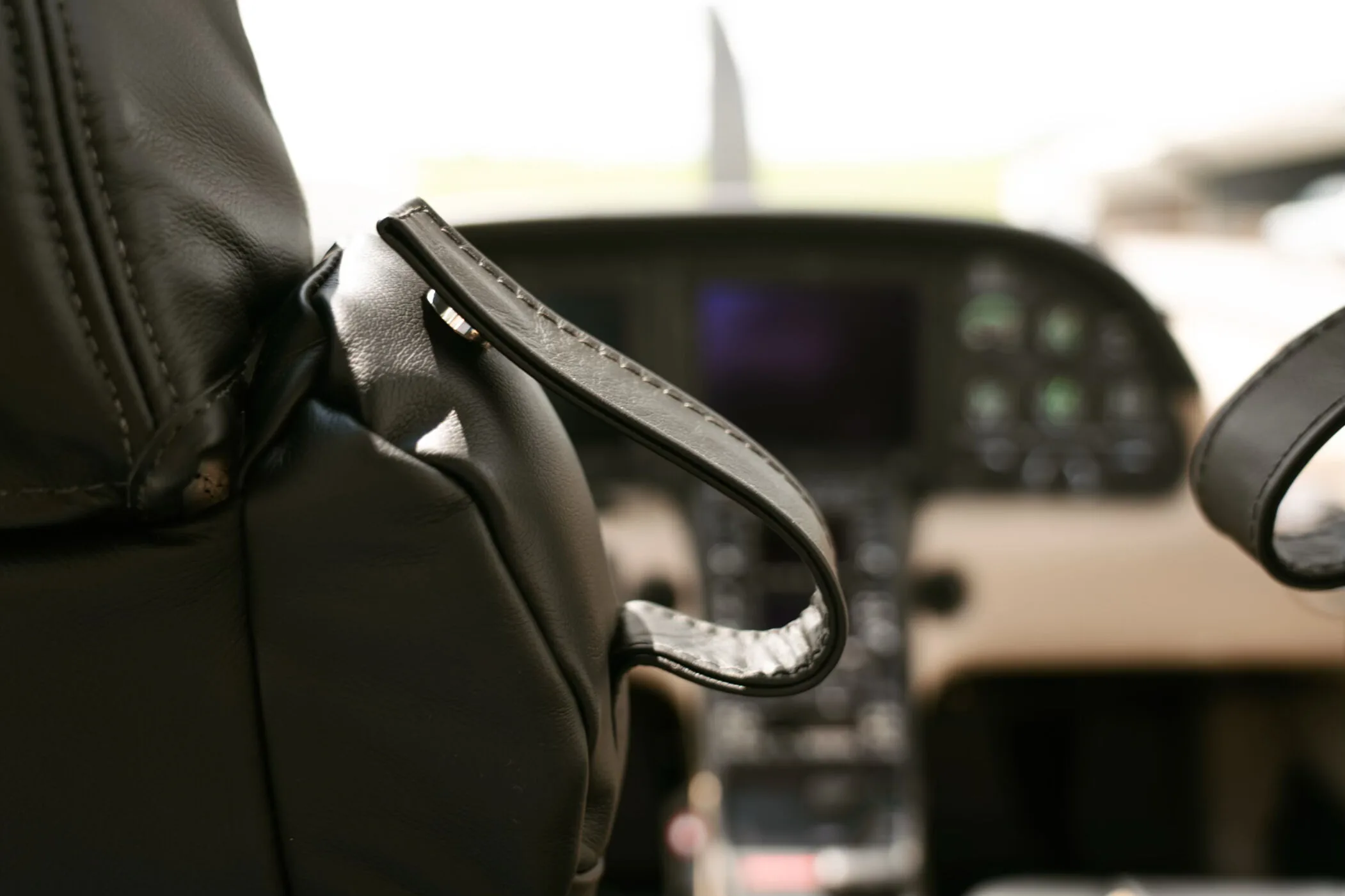 Cockpit and instrument panel of a 2005 Cirrus SR22-G2.