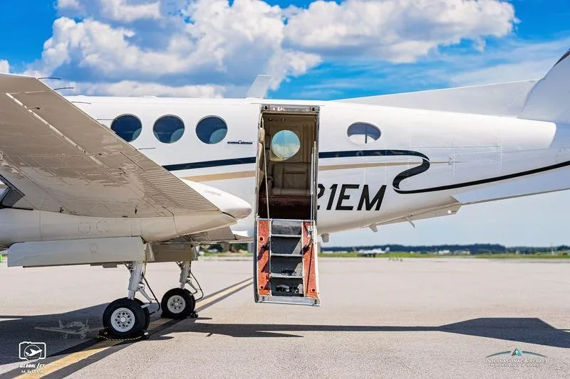 Exterior view of a 1981 BEECHCRAFT KING AIR F90, N621EM.