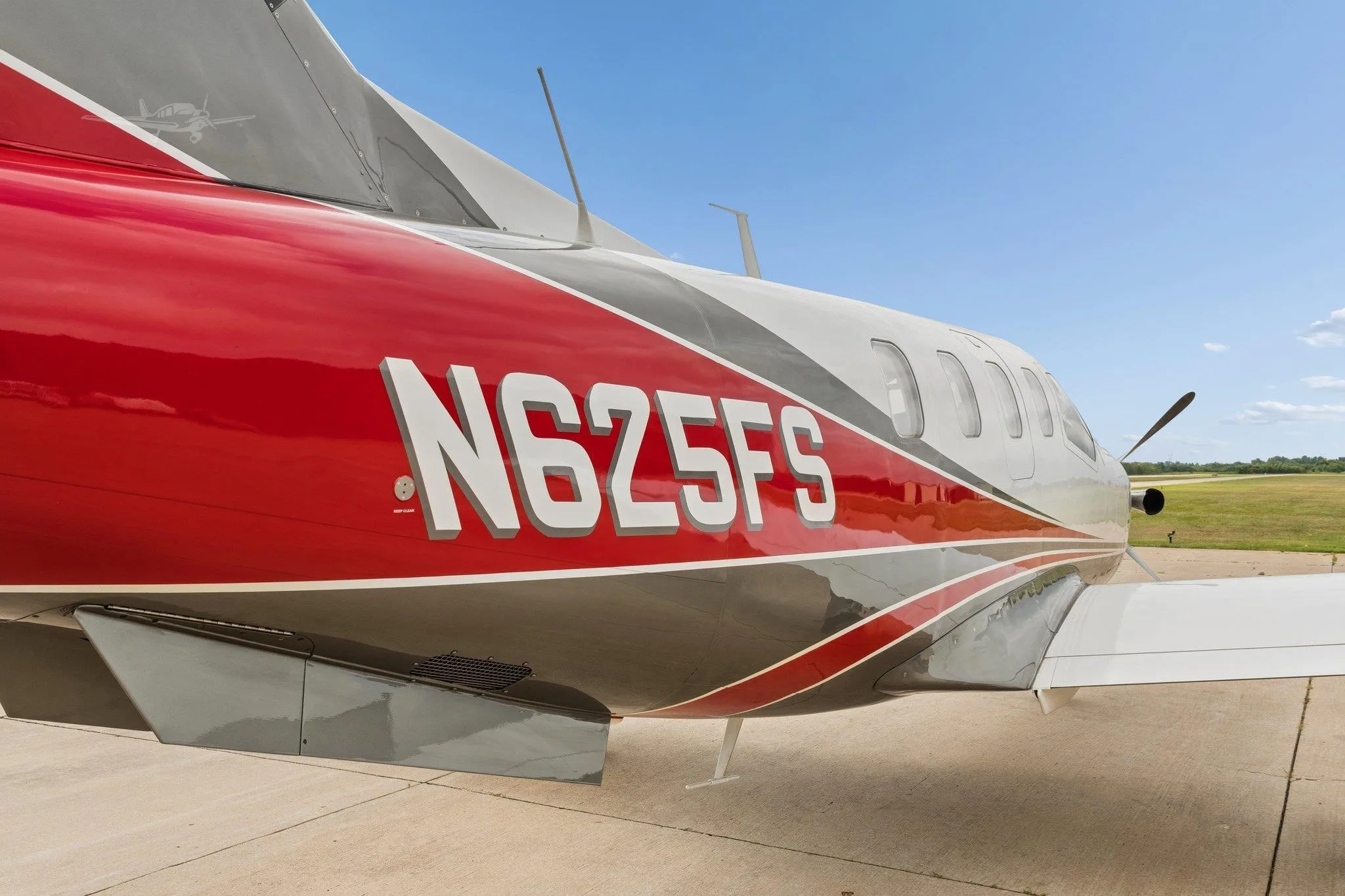 Exterior view of a 1999 DAHER TBM 700B, N625FS.