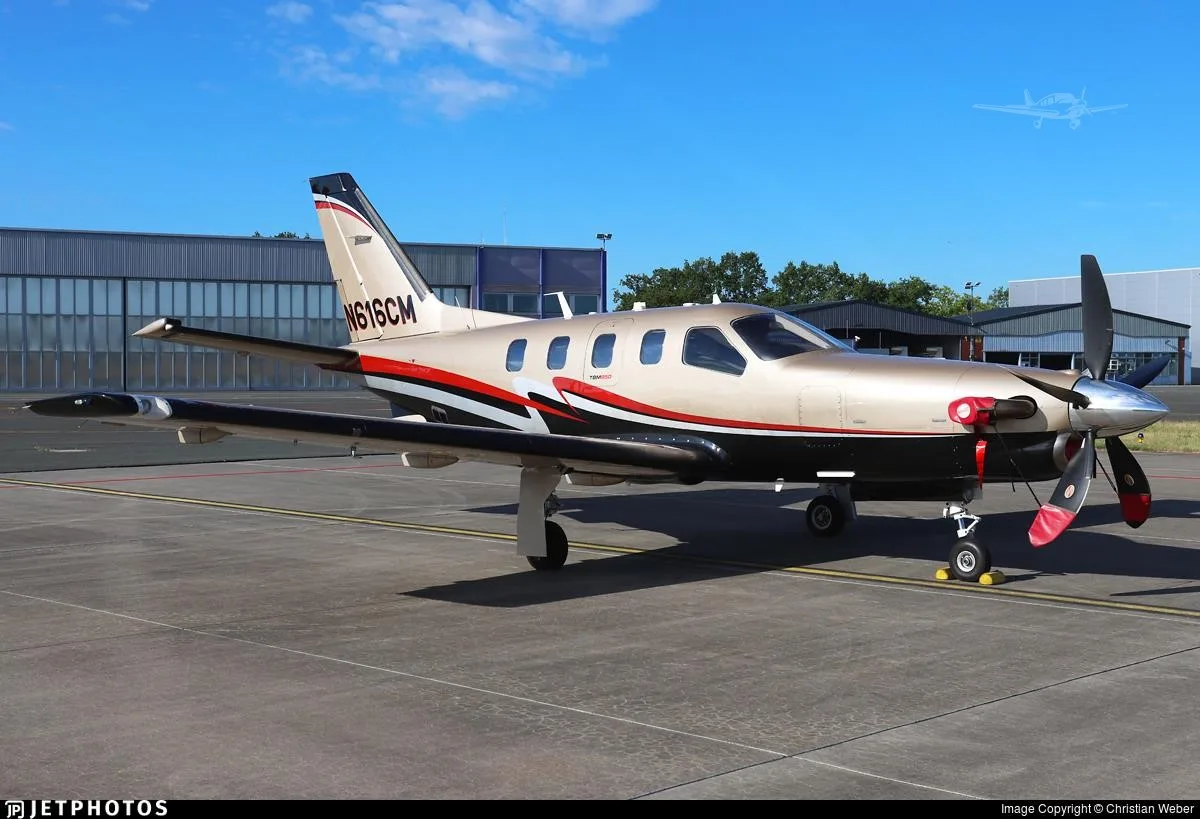 Exterior view of a 2010 DAHER TBM 850, N616CM.