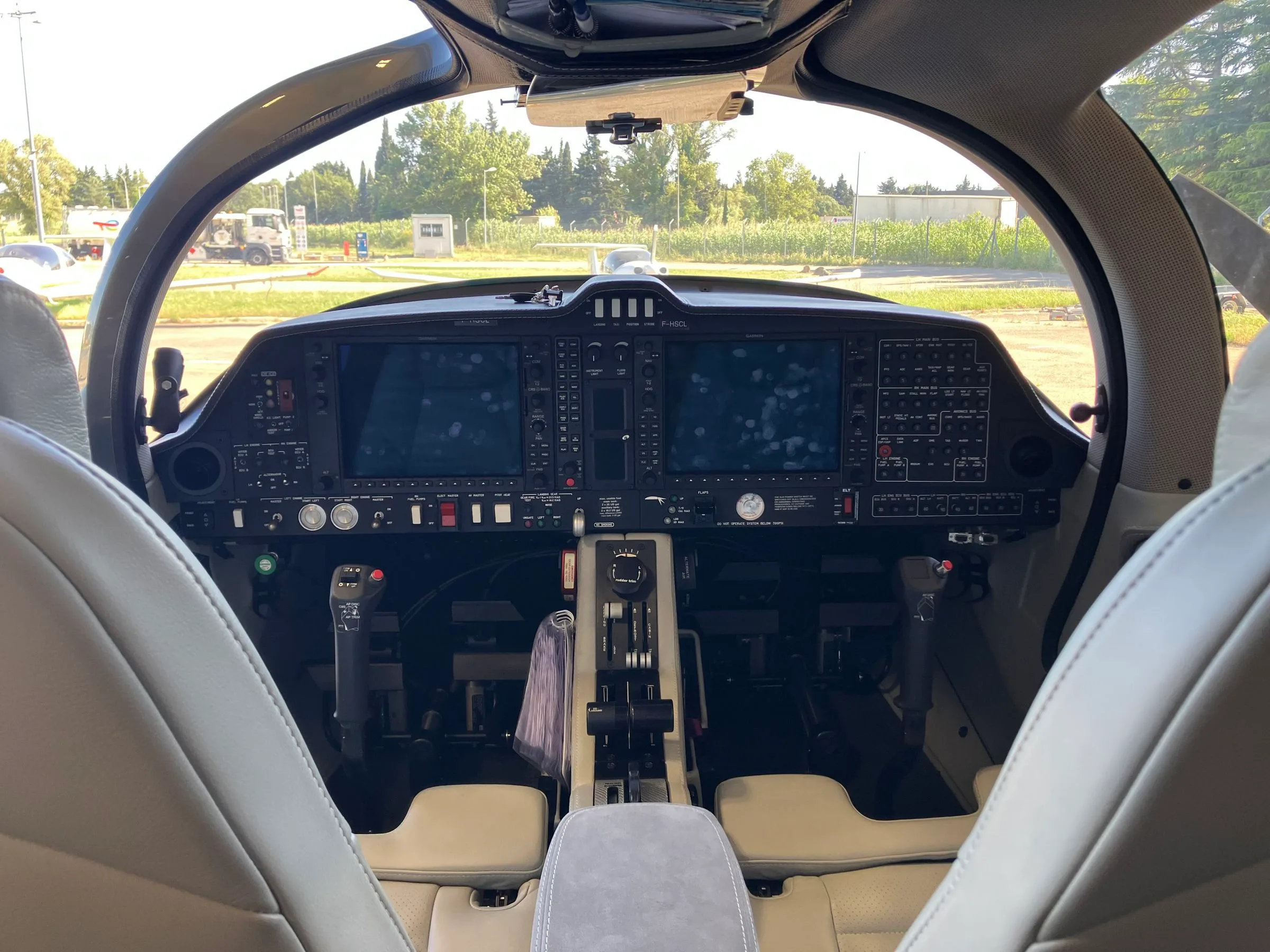 Cockpit and instrument panel of a 2021 Diamond DA62.