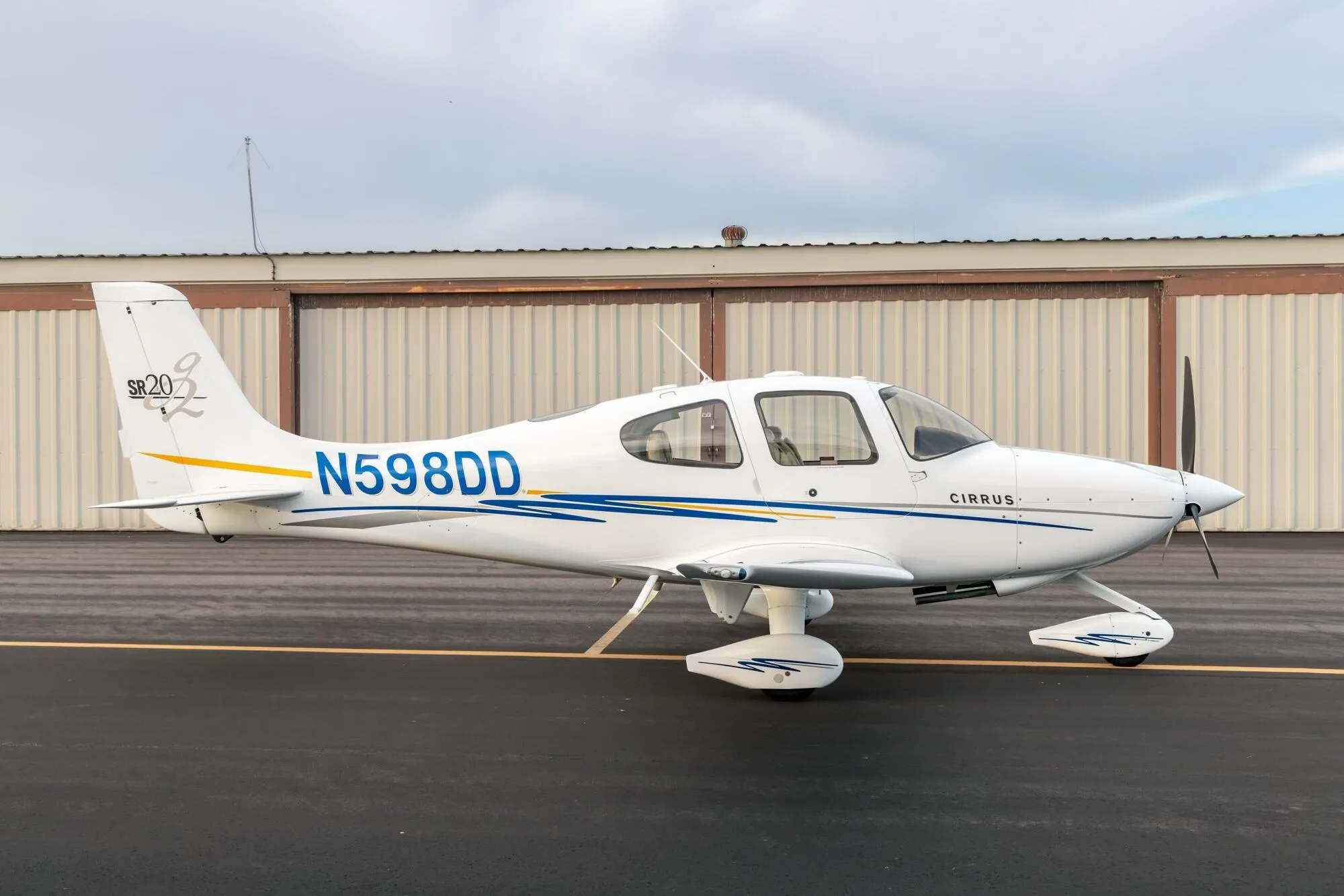 Exterior view of a 2004 Cirrus SR20-G2, N598DD.