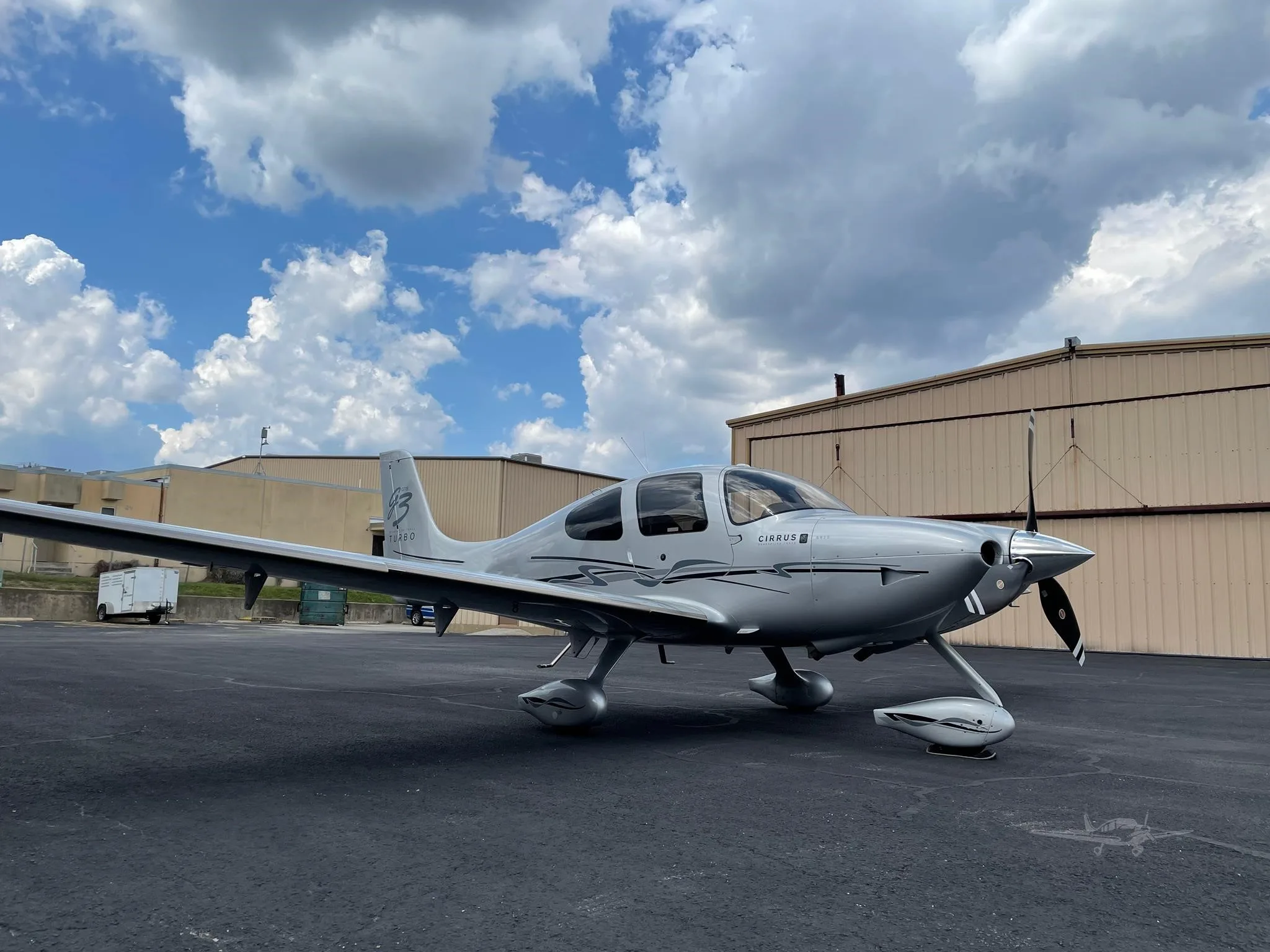 Exterior view of a 2007 CIRRUS SR22-G3 TURBO, N556SR.