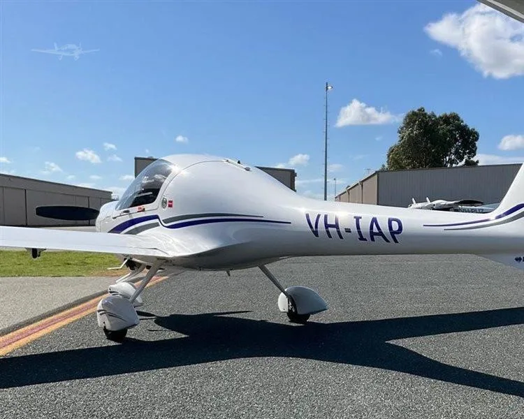 Exterior view of a 1998 DIAMOND DA20-A1 KATANA, VH-IAP.