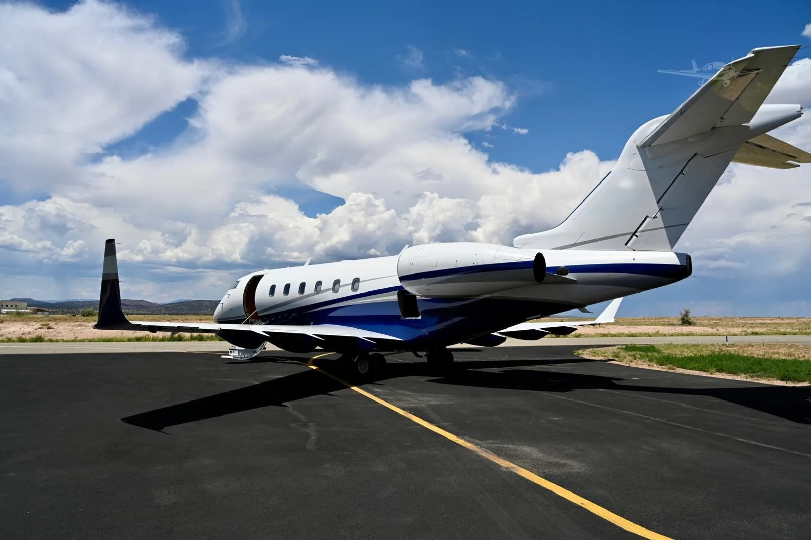 Exterior view of a 2007 BOMBARDIER CHALLENGER 300.