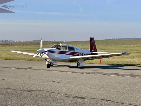 Exterior view of a 2003 Cirrus sr22 g1 242.