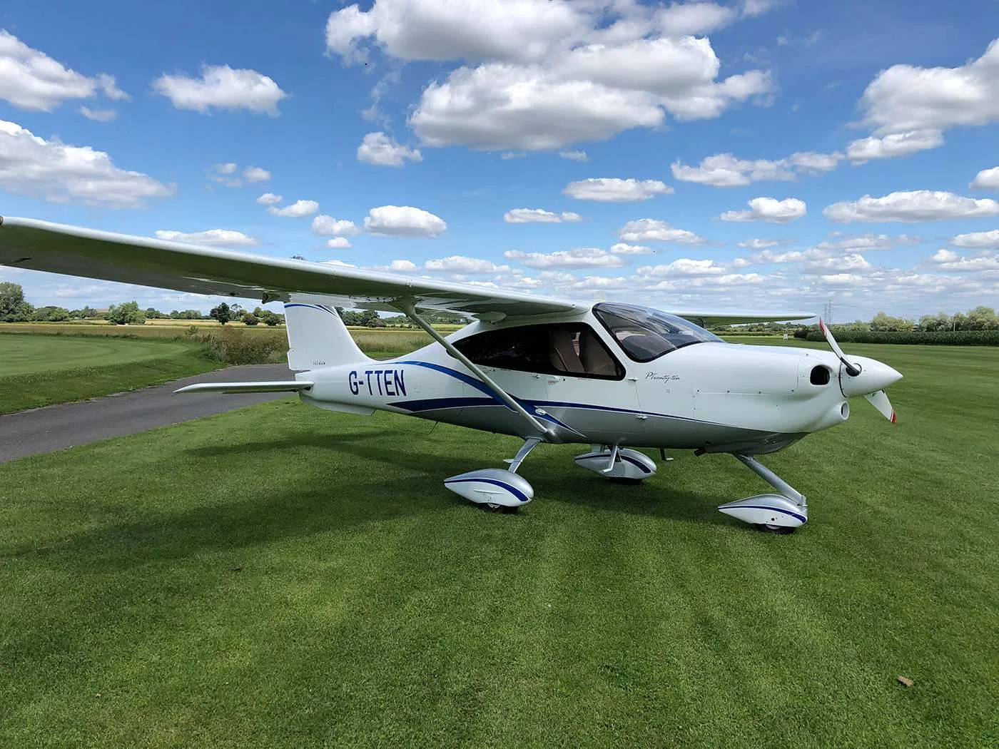 Exterior view of a 2015 Tecnam P2010.