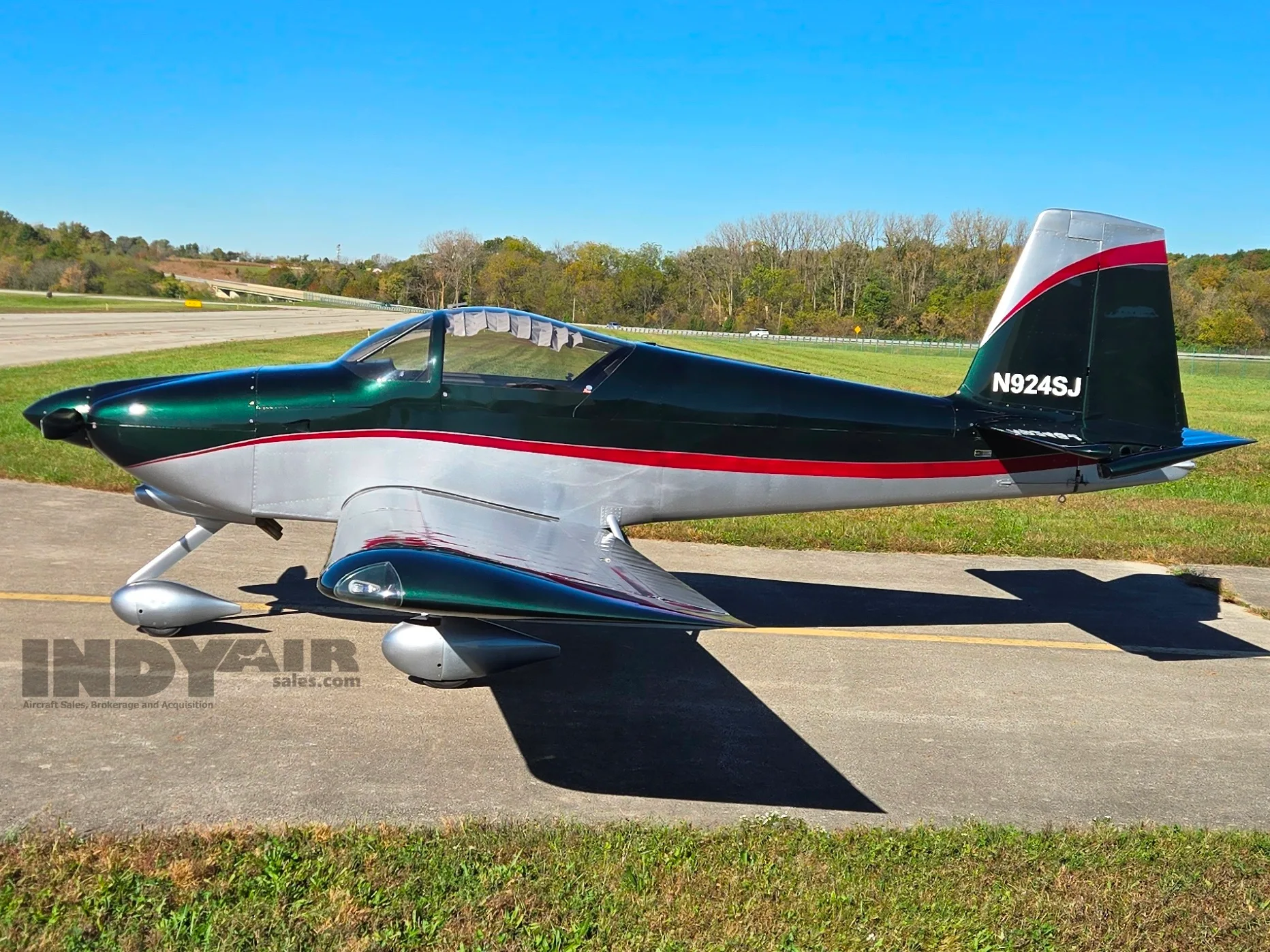 Exterior view of a Van's RV9A, N924SJ.