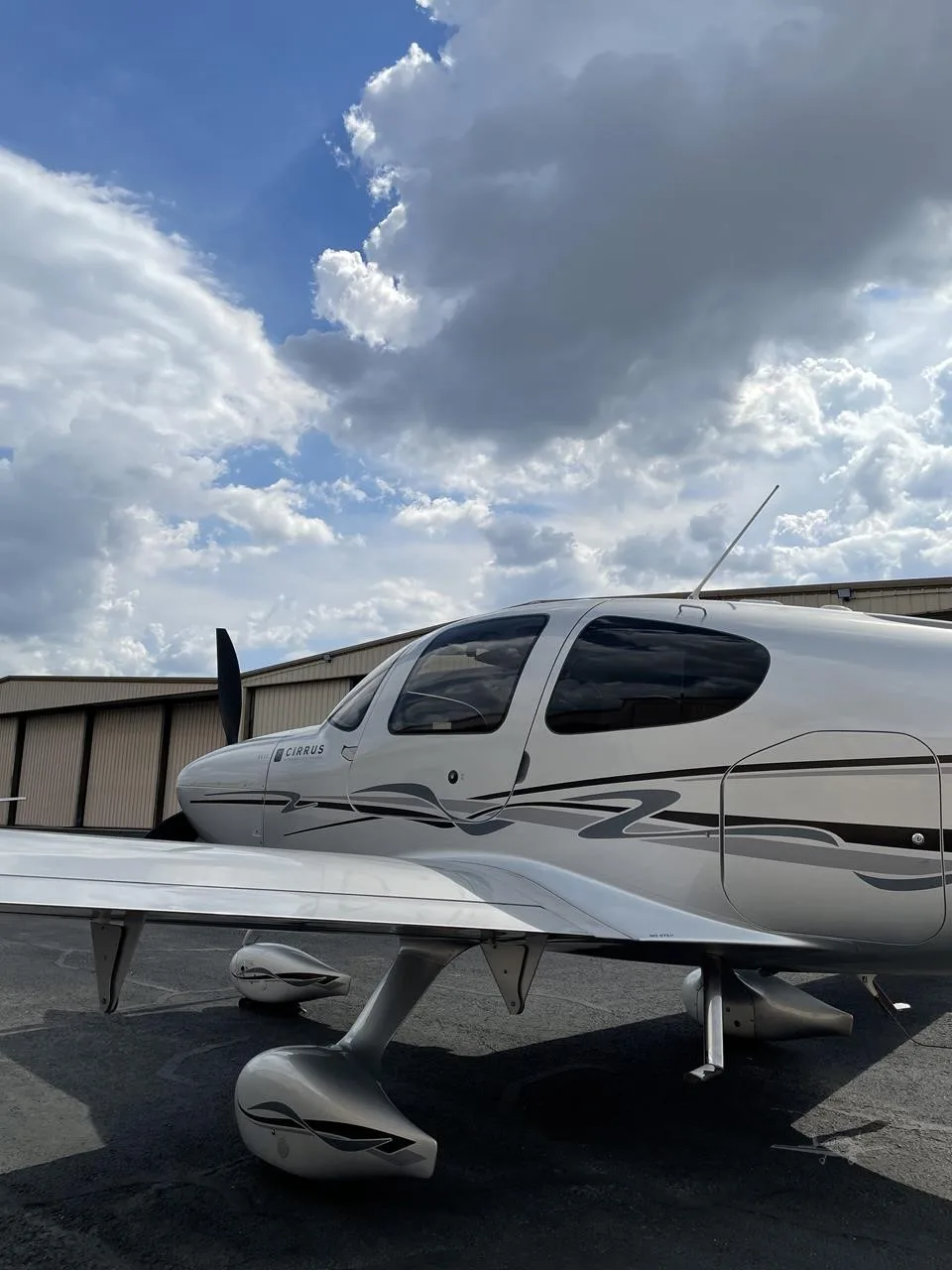 Exterior view of a 2007 CIRRUS SR22-G3 TURBO, N556SR.