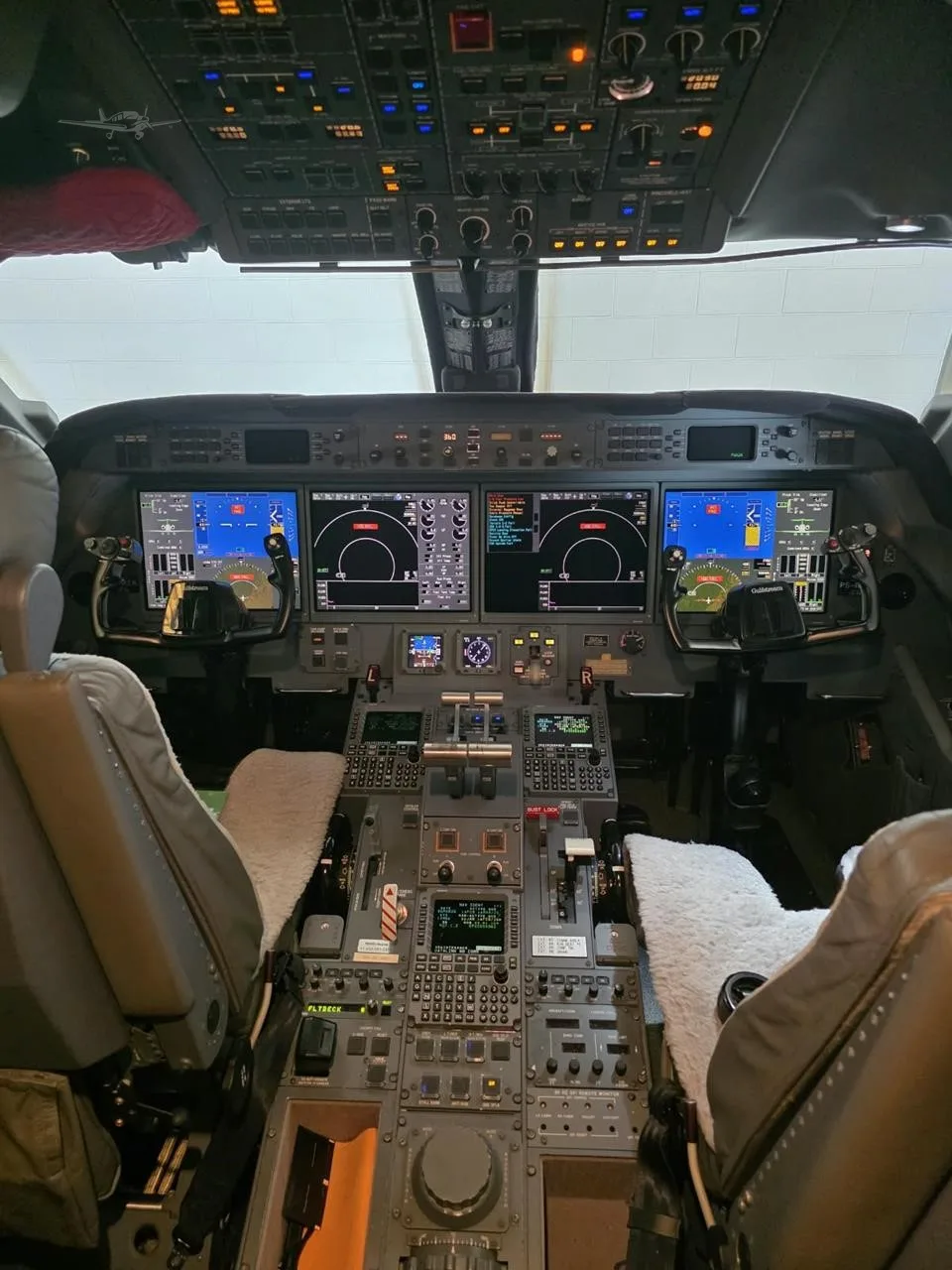 Cockpit and instrument panel of a 2011 GULFSTREAM G550.