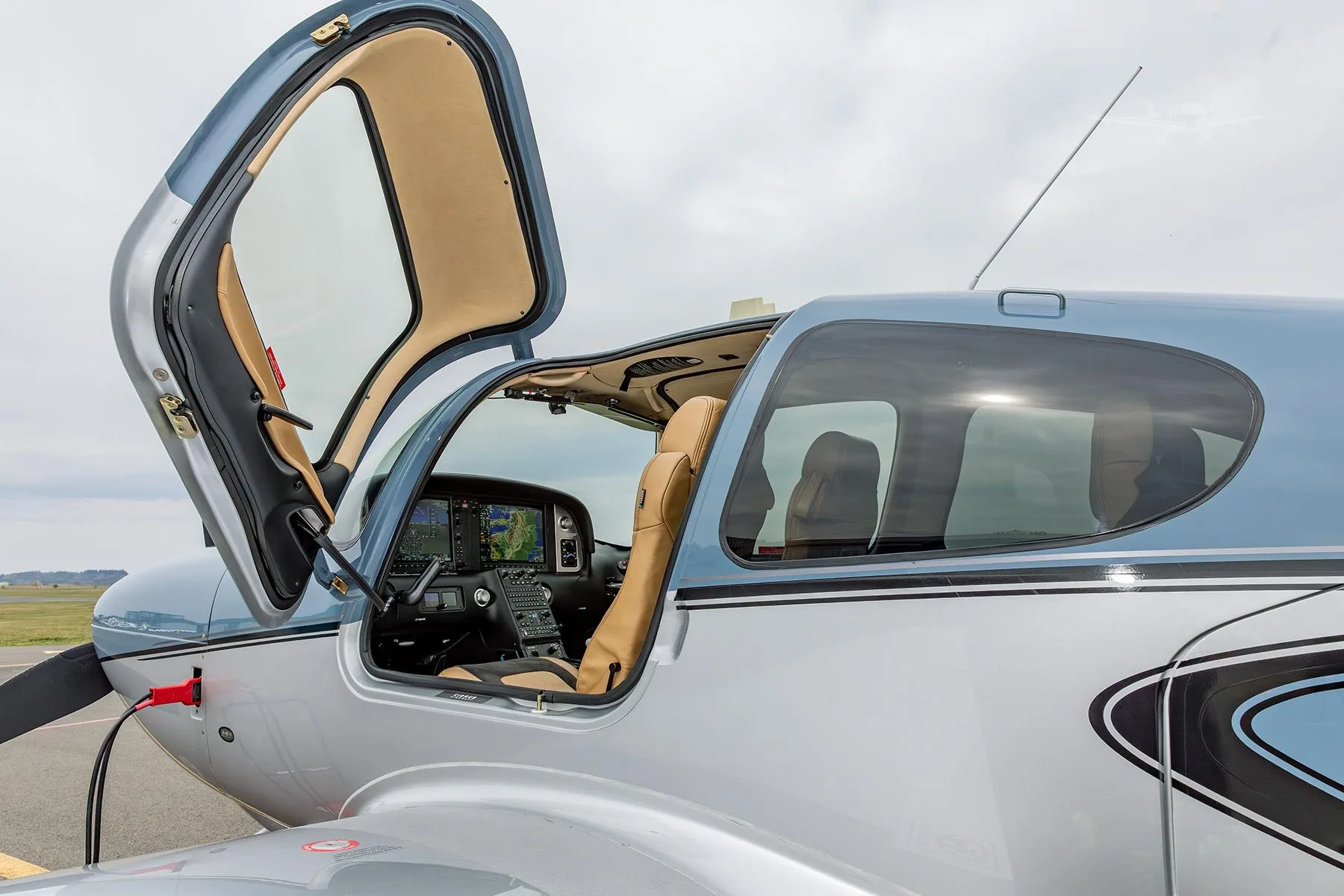 Cockpit and instrument panel of a 2022 CIRRUS SR22-G6 TURBO.