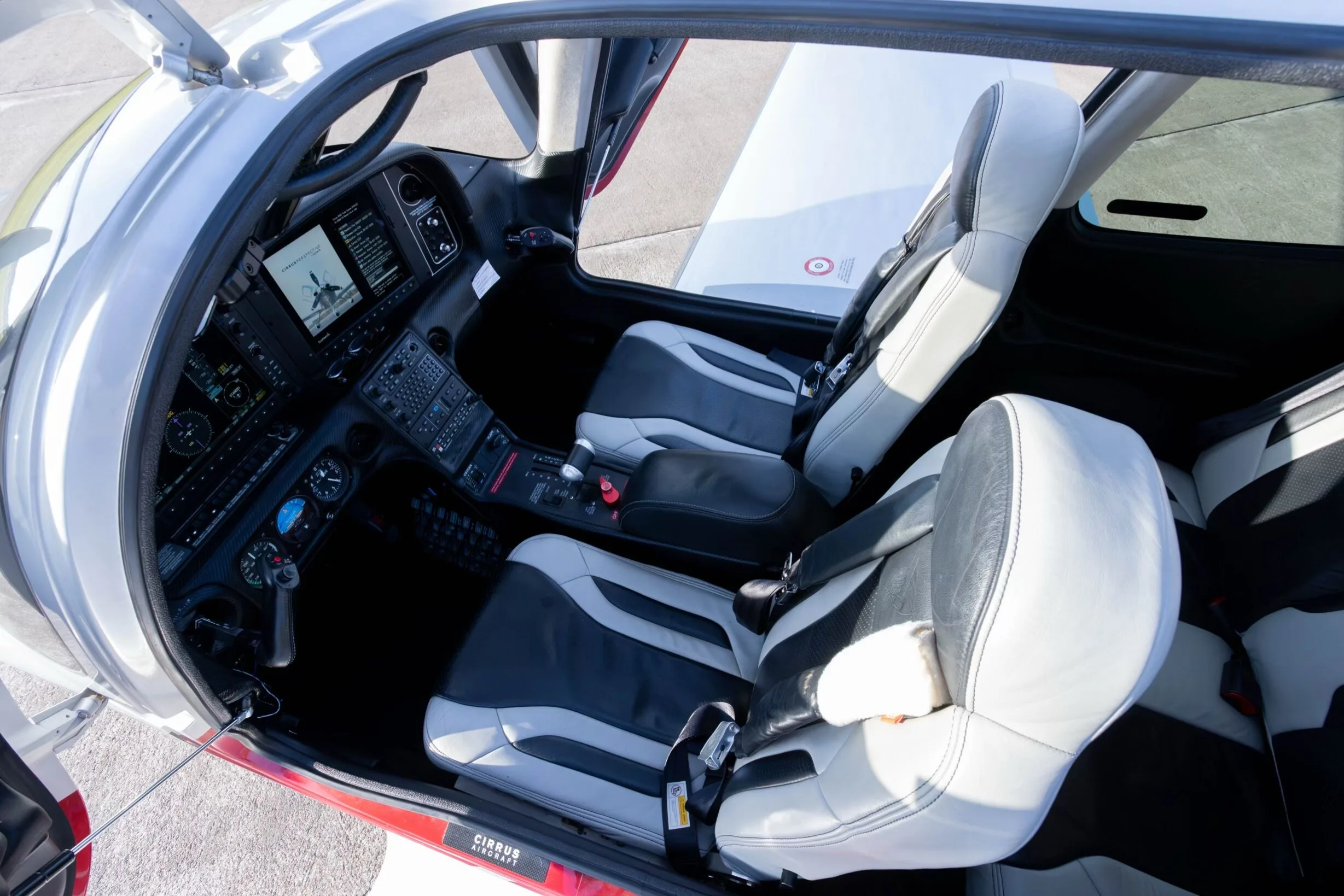 Cockpit and instrument panel of a Cirrus.